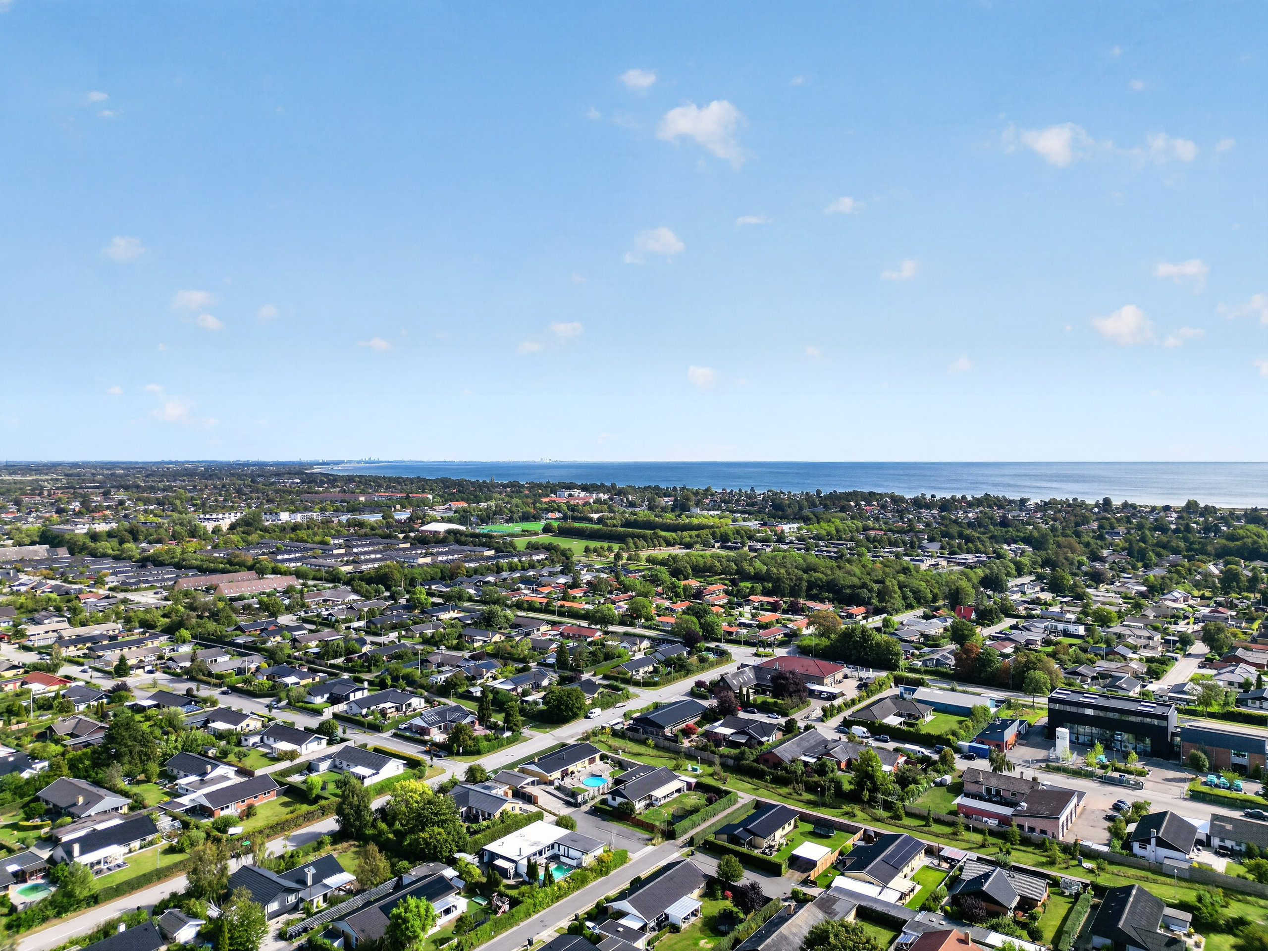 Fremhævet luftfoto billede i fuldskærmstilstand. Billede af Ranunkelvangen 9, 2680 Solrød Strand