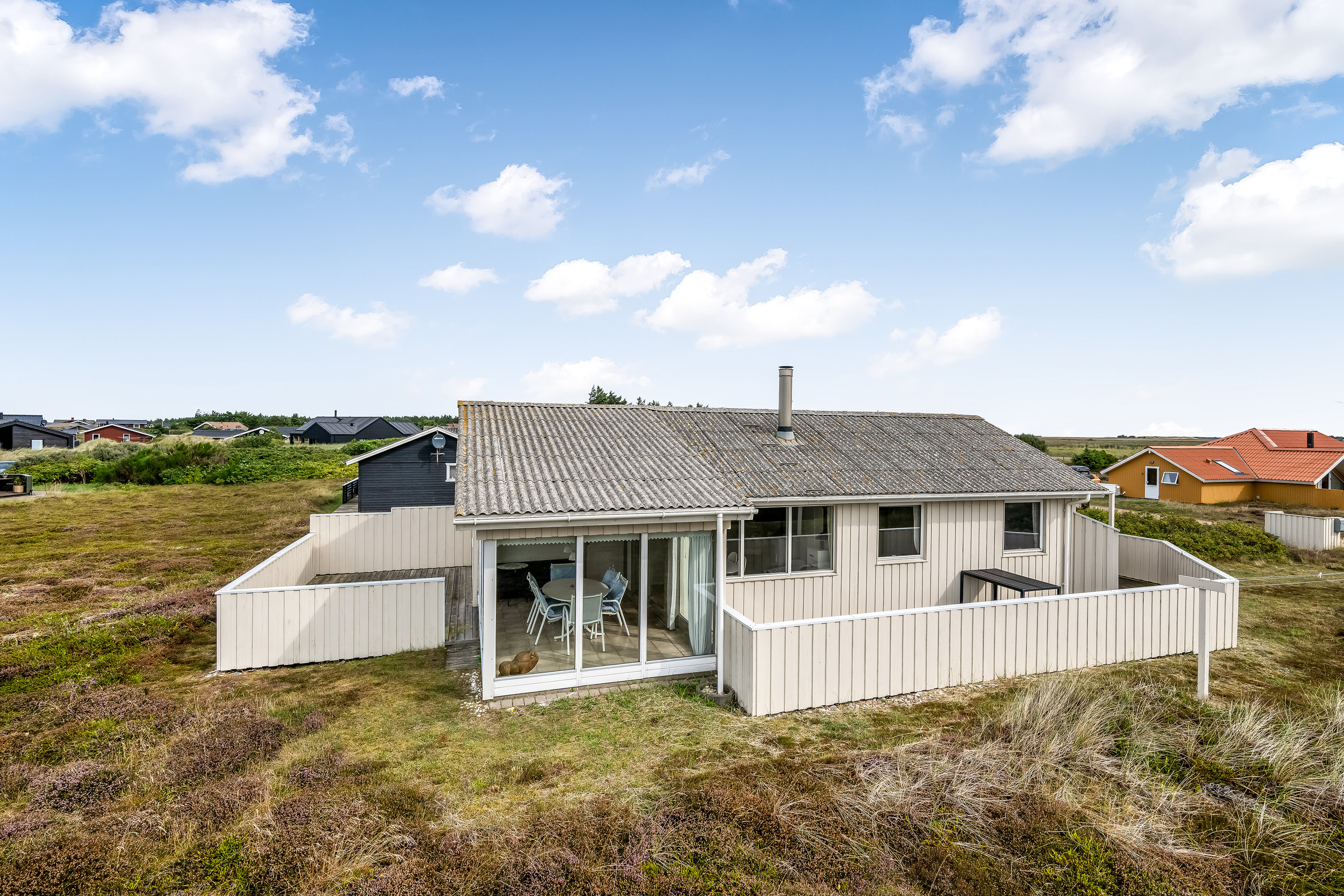 Fremhævet facade billede i fuldskærmstilstand. Billede af Auroravej 16, Bjerregaard, 6960 Hvide Sande