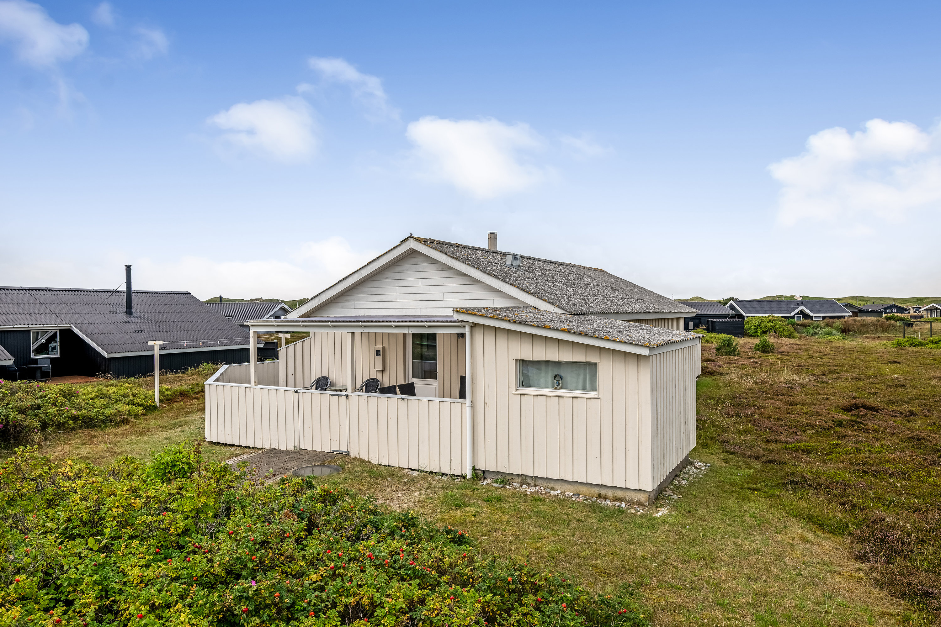 Fremhævet facade billede i fuldskærmstilstand. Billede af Auroravej 16, Bjerregaard, 6960 Hvide Sande