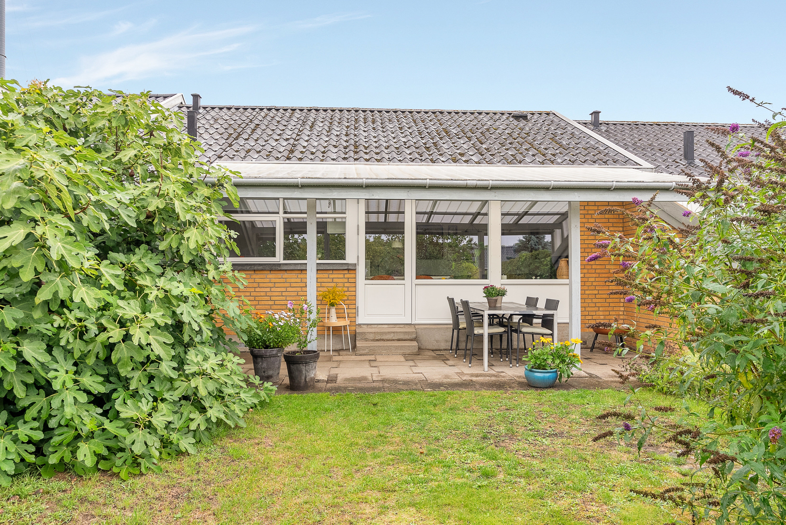 Fremhævet facade billede i fuldskærmstilstand. Billede af Groløkkevænget 23, Søhus, 5270 Odense N