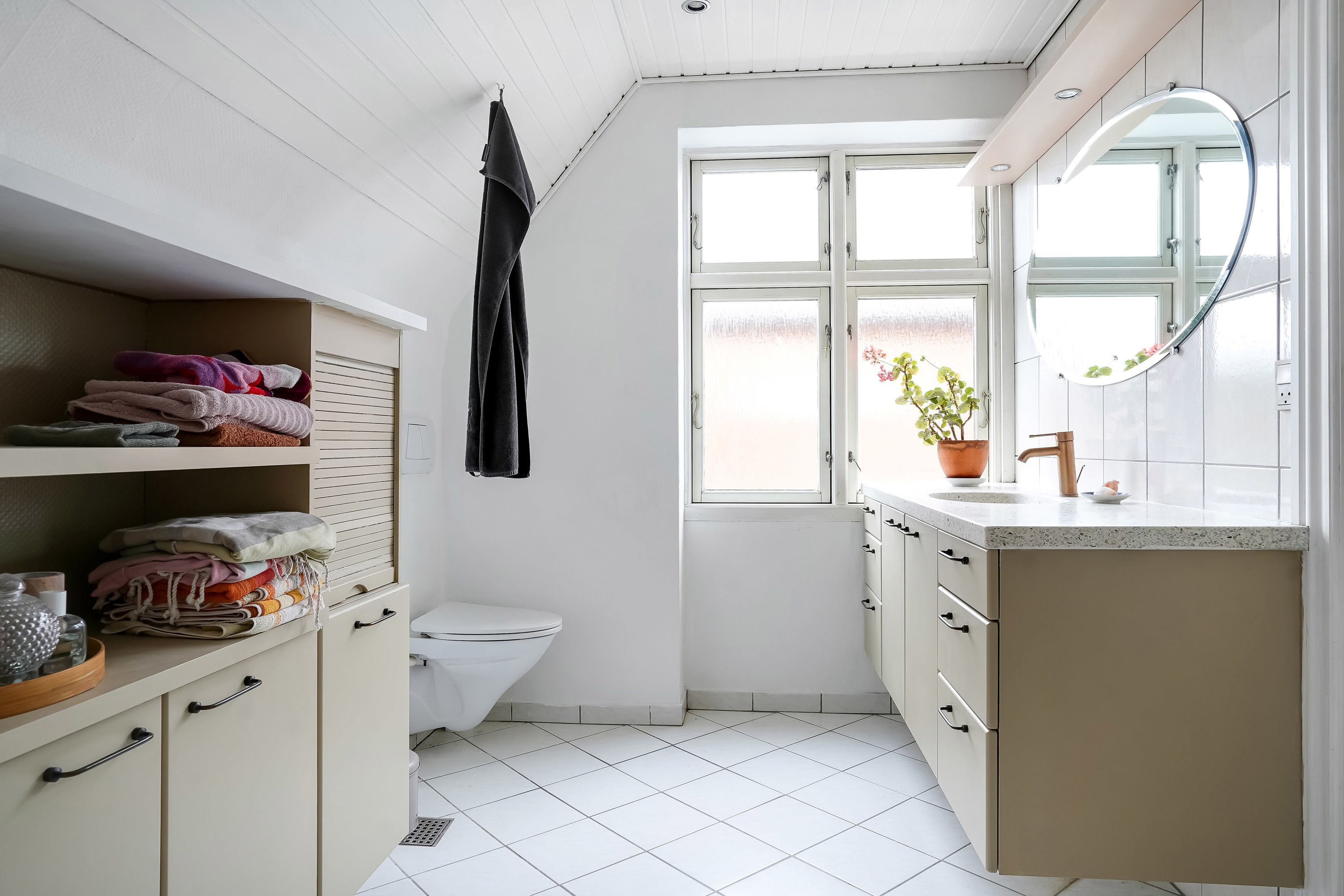 Fremhævet toilet billede i fuldskærmstilstand. Billede af Læssøegade 191, 5230 Odense M
