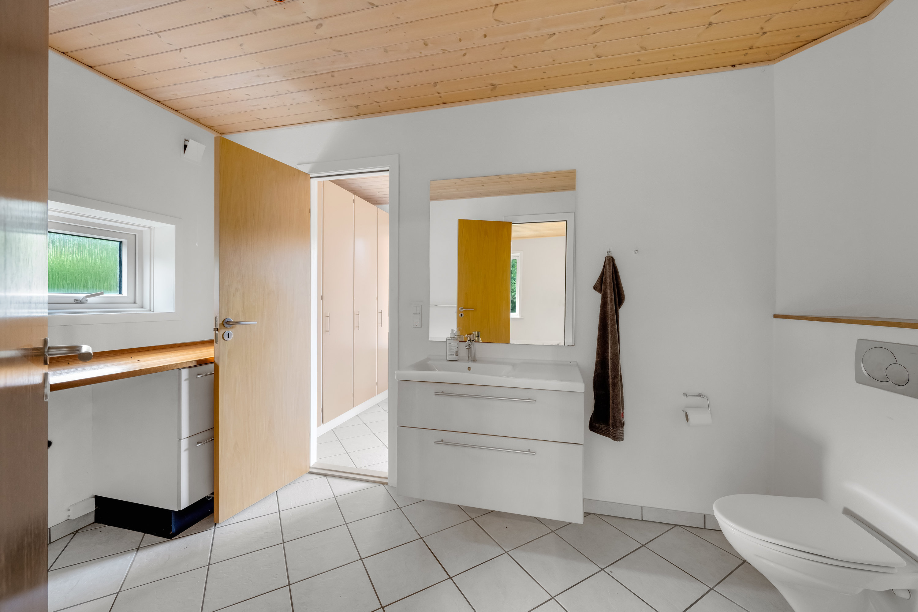 Fremhævet toilet billede i fuldskærmstilstand. Billede af Arnborgvej 21, Faster, 6900 Skjern