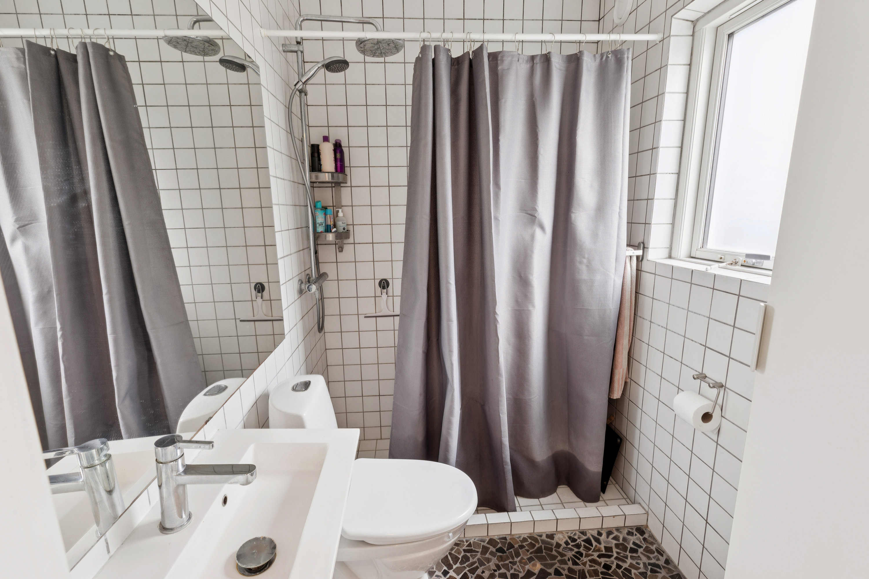 Fremhævet badeværelse billede i fuldskærmstilstand. Billede af Stationsvej 20, 2640 Hedehusene