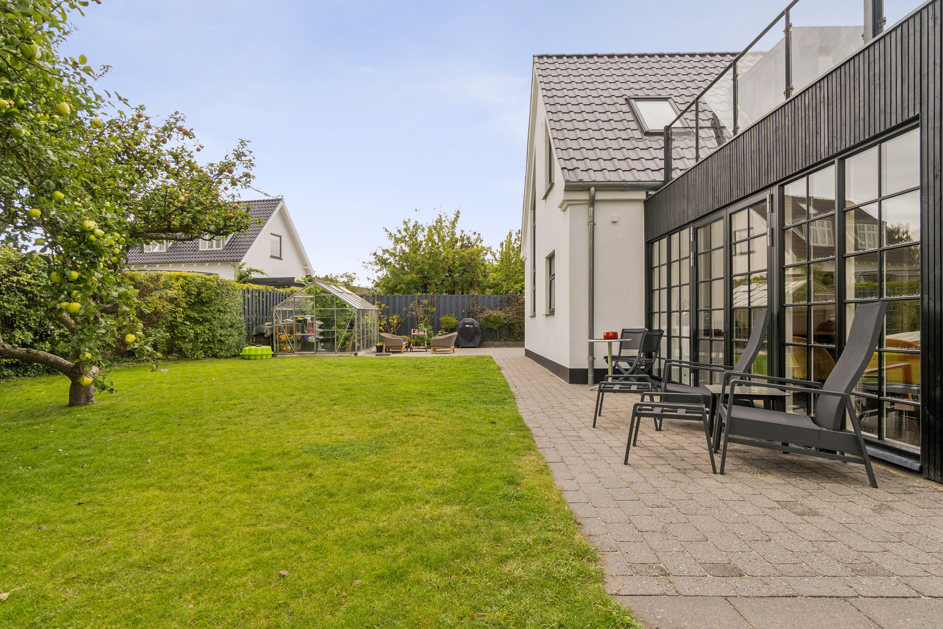 Fremhævet terrasse billede i fuldskærmstilstand. Billede af Myrholmsvej 93, 8260 Viby J