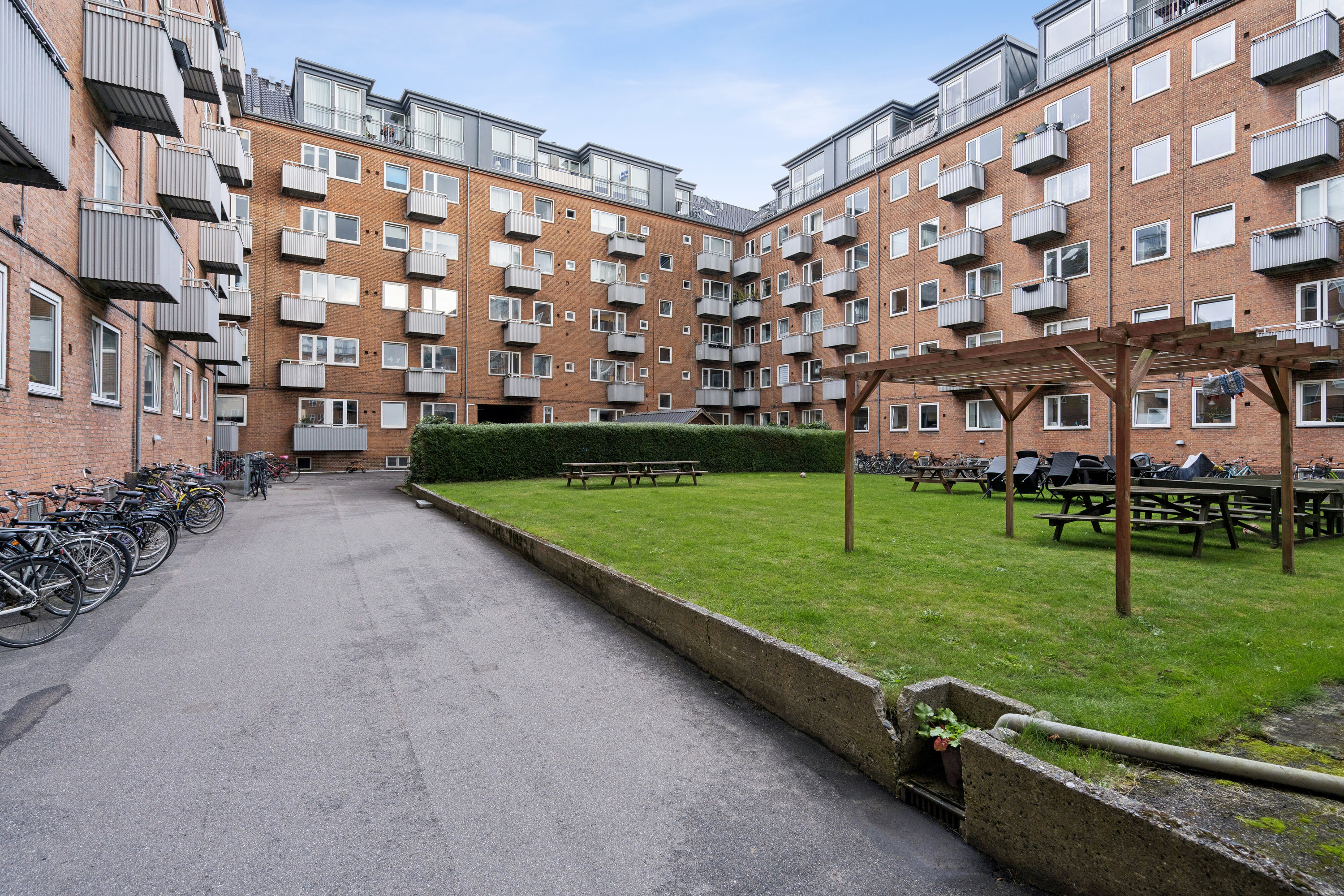 Fremhævet set fra haven billede i fuldskærmstilstand. Billede af Englandsvej 44, 3. th., 2300 København S