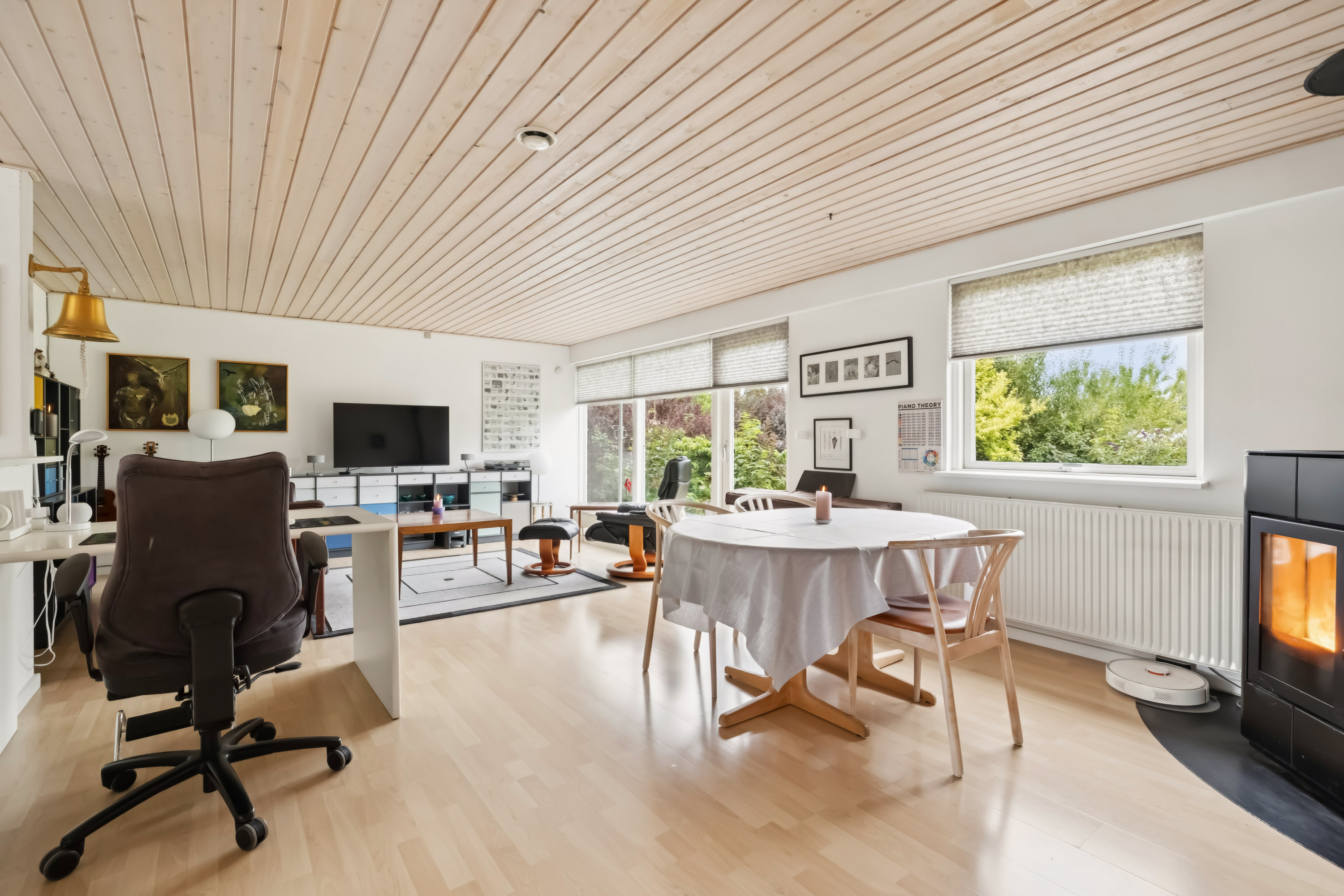 Fremhævet stue billede i fuldskærmstilstand. Billede af Galgebjergvej 7, Voerladegård, 8660 Skanderborg