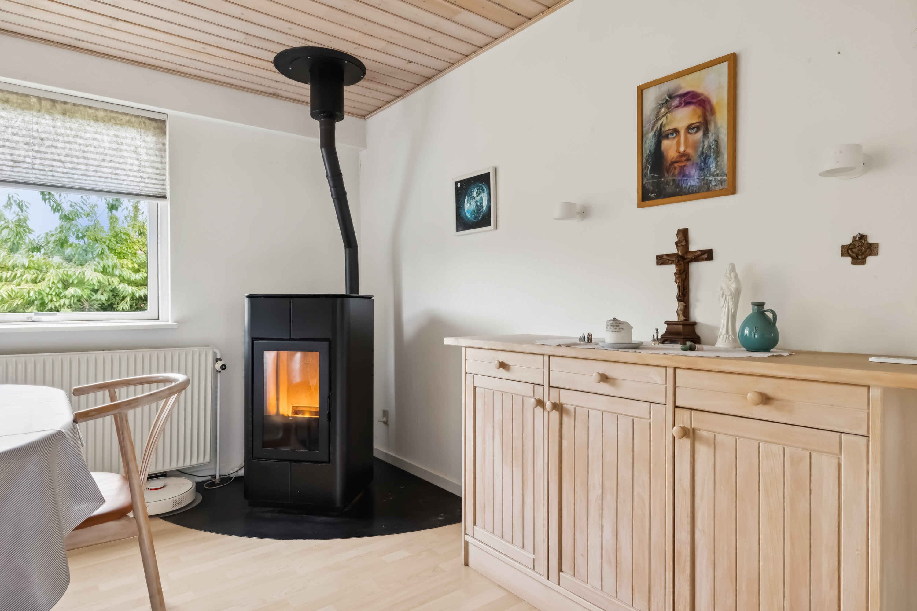 Fremhævet stue billede i fuldskærmstilstand. Billede af Galgebjergvej 7, Voerladegård, 8660 Skanderborg