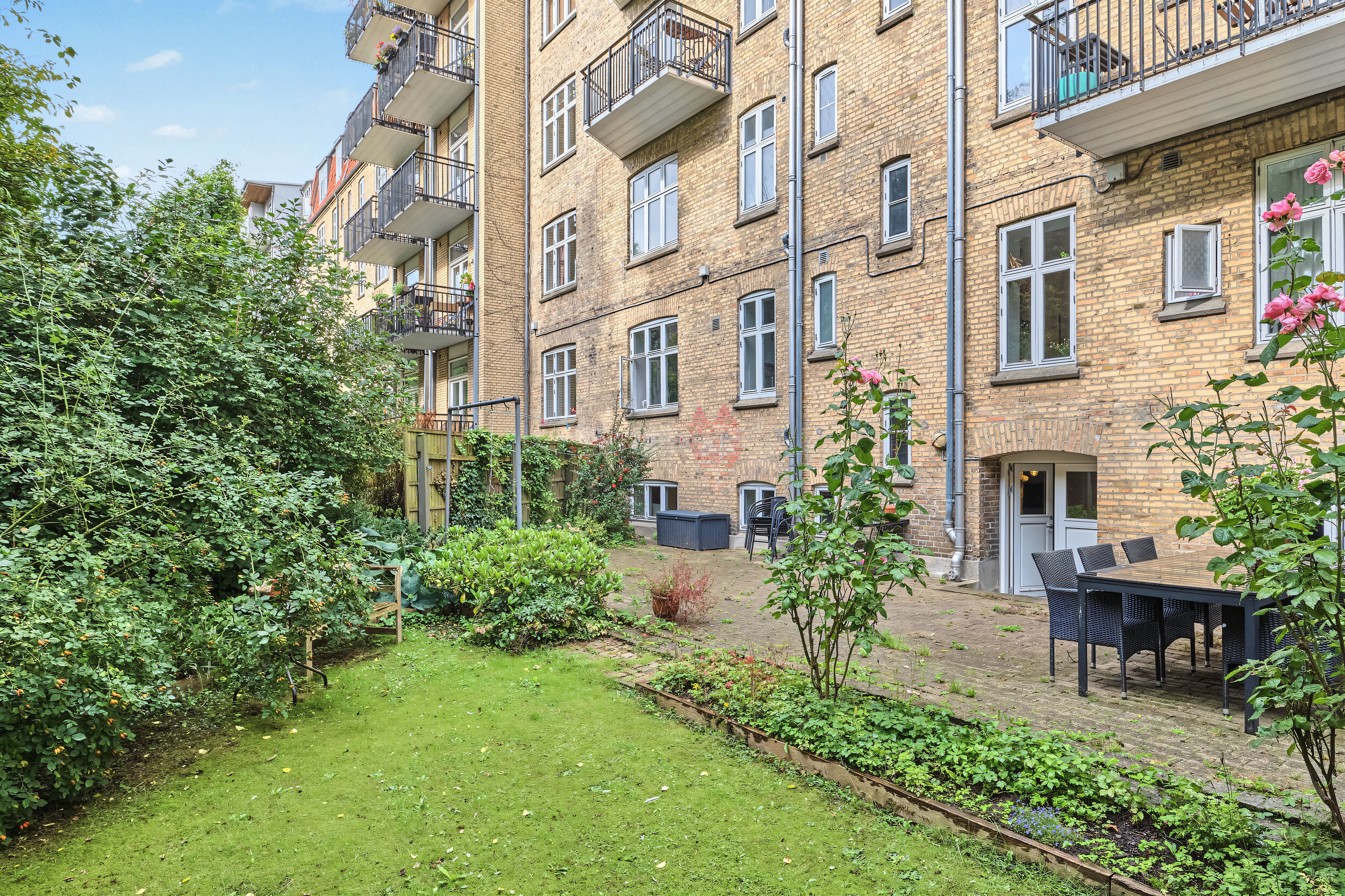 Fremhævet gårdmiljø billede i fuldskærmstilstand. Billede af Carl Blochs Gade 23, st. th., 8000 Aarhus C