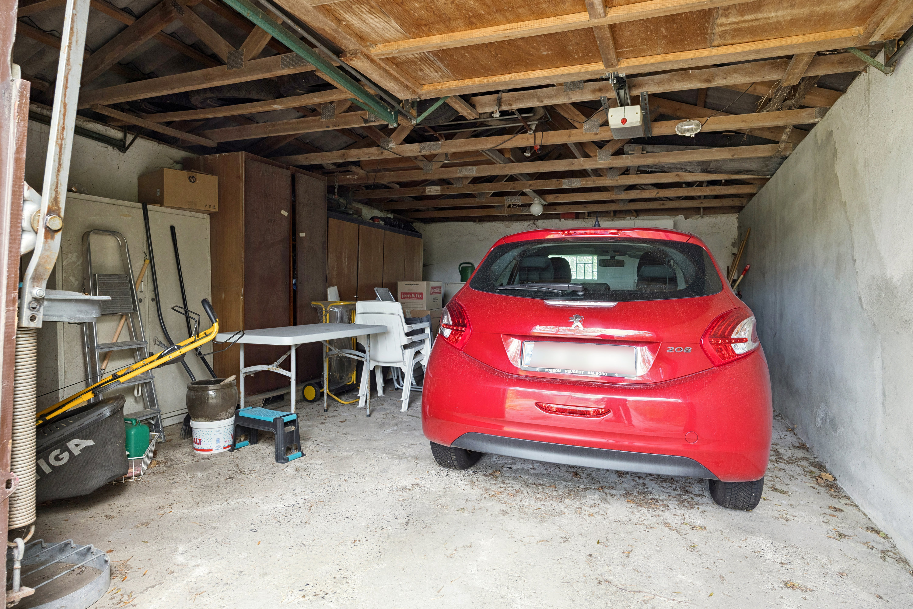 Fremhævet garage billede i fuldskærmstilstand. Billede af Vangen 33, 9400 Nørresundby