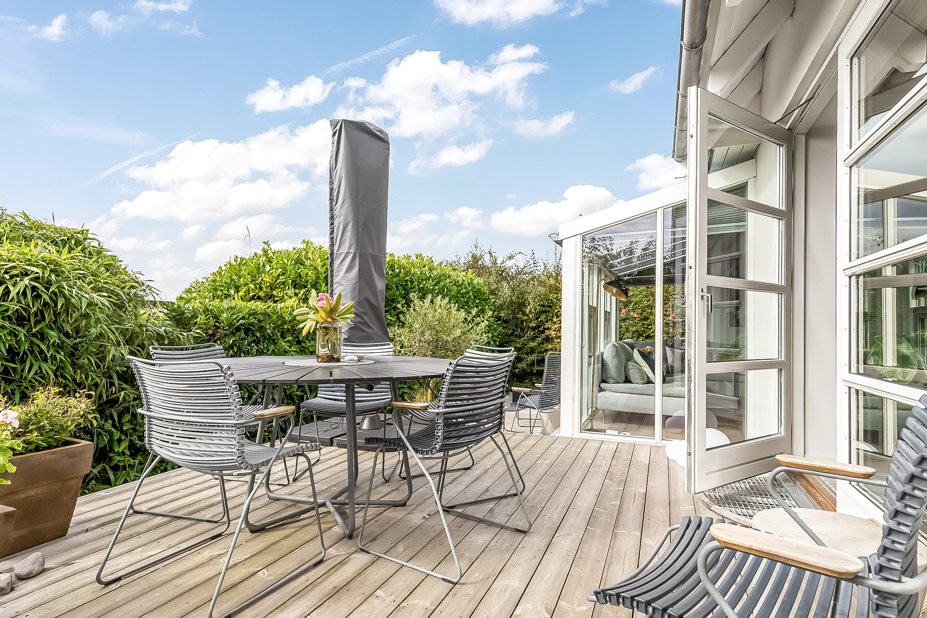 Fremhævet terrasse billede i fuldskærmstilstand. Billede af Solvej 19, Bredballe, 7120 Vejle Øst