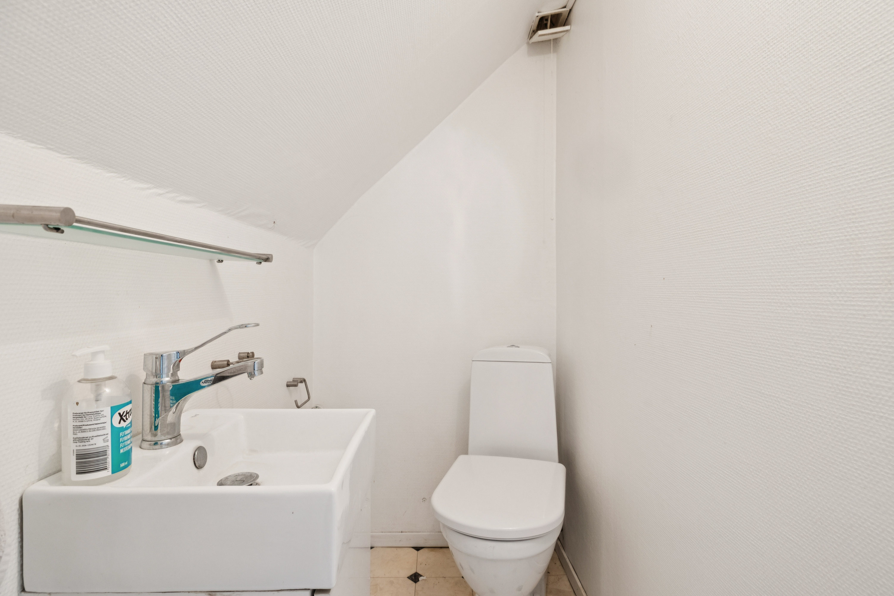 Fremhævet toilet billede i fuldskærmstilstand. Billede af Torrildvej 13, Gjesing, 8660 Skanderborg