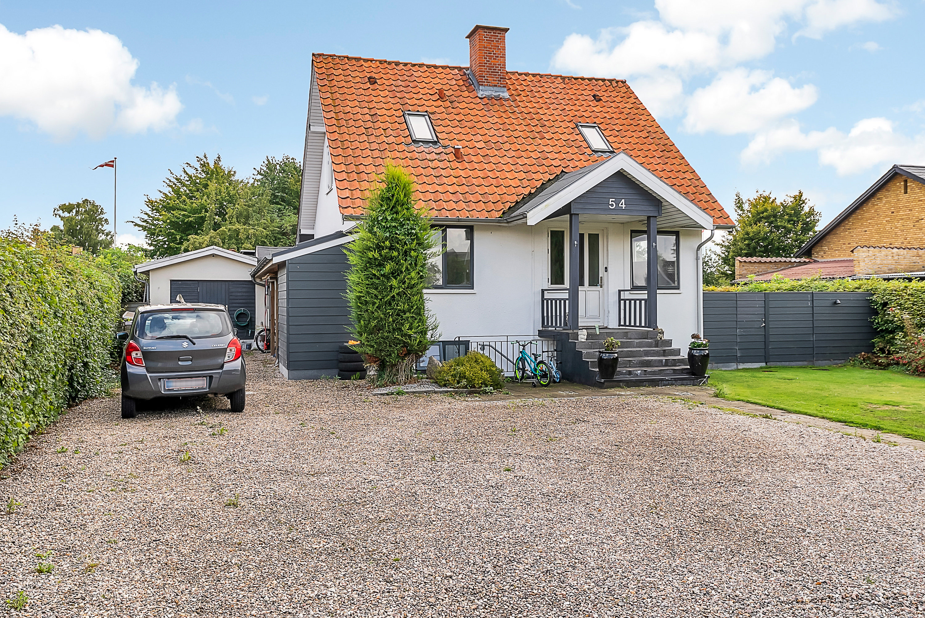 Fremhævet facade billede i fuldskærmstilstand. Billede af Østergade 54, Allested, 5672 Broby