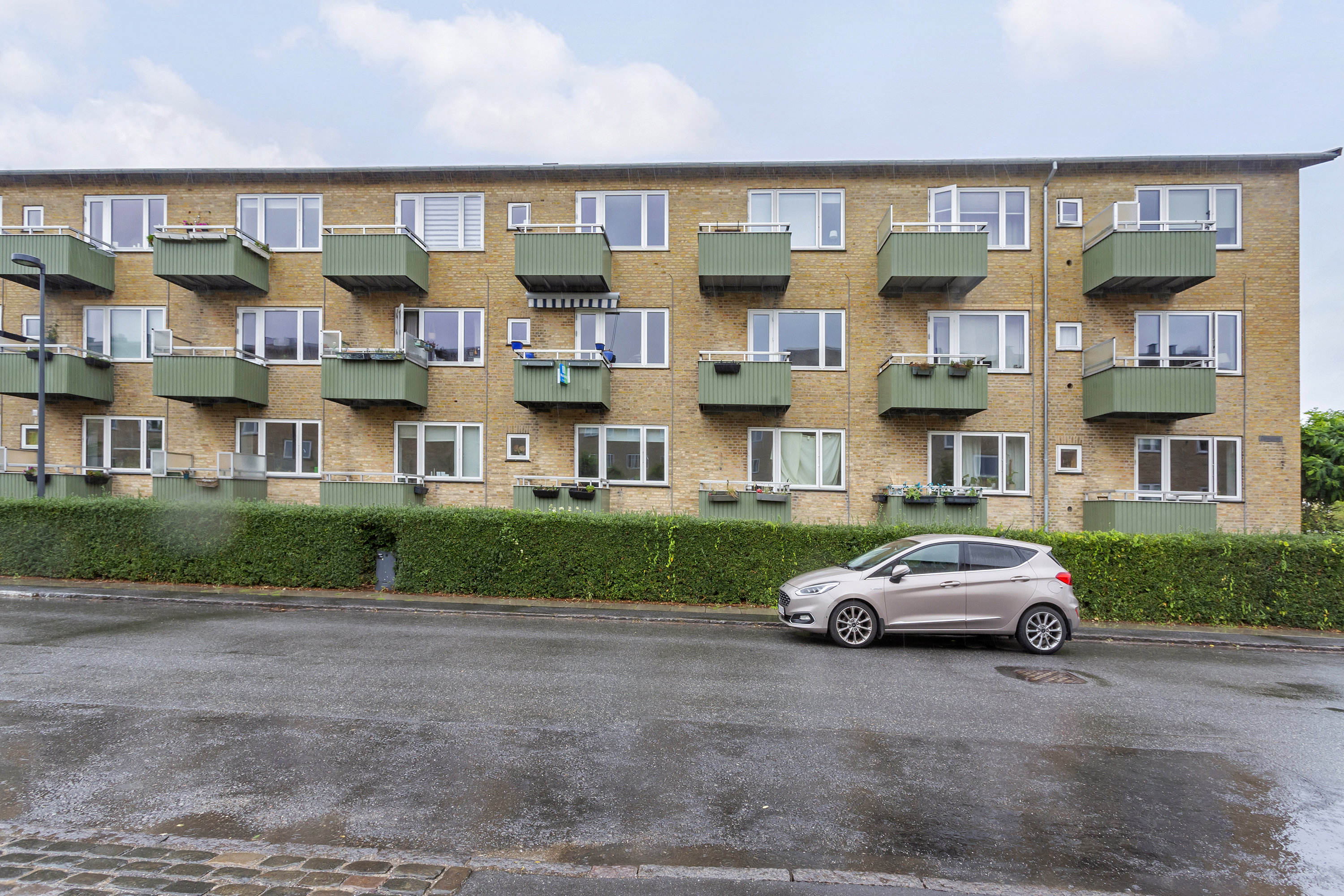Fremhævet facade billede i fuldskærmstilstand. Billede af Sorrentovej 13, 1. tv., 2300 København S