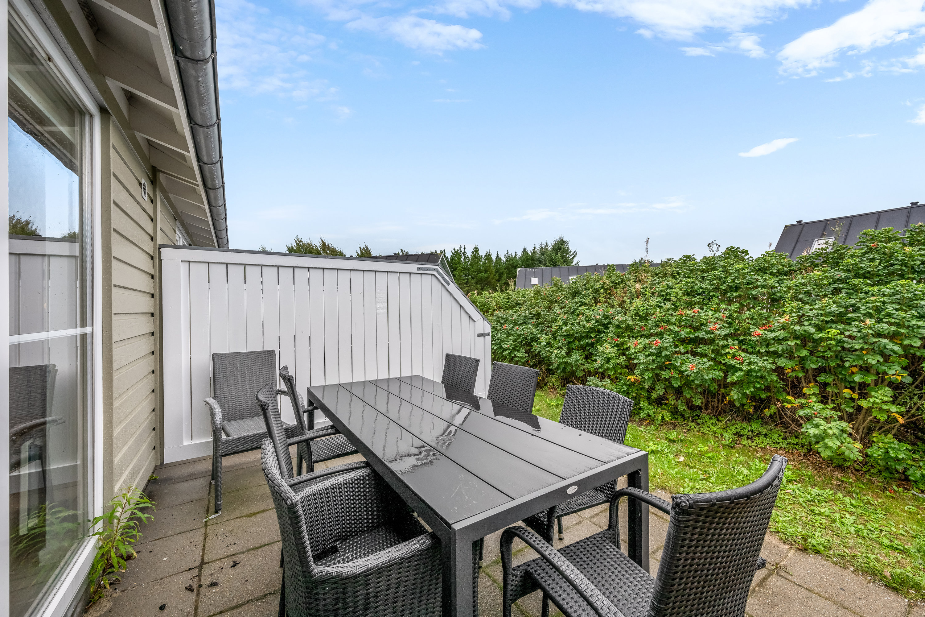 Fremhævet terrasse billede i fuldskærmstilstand. Billede af Lønne Feriepark 77A, Lønne, 6830 Nørre Nebel
