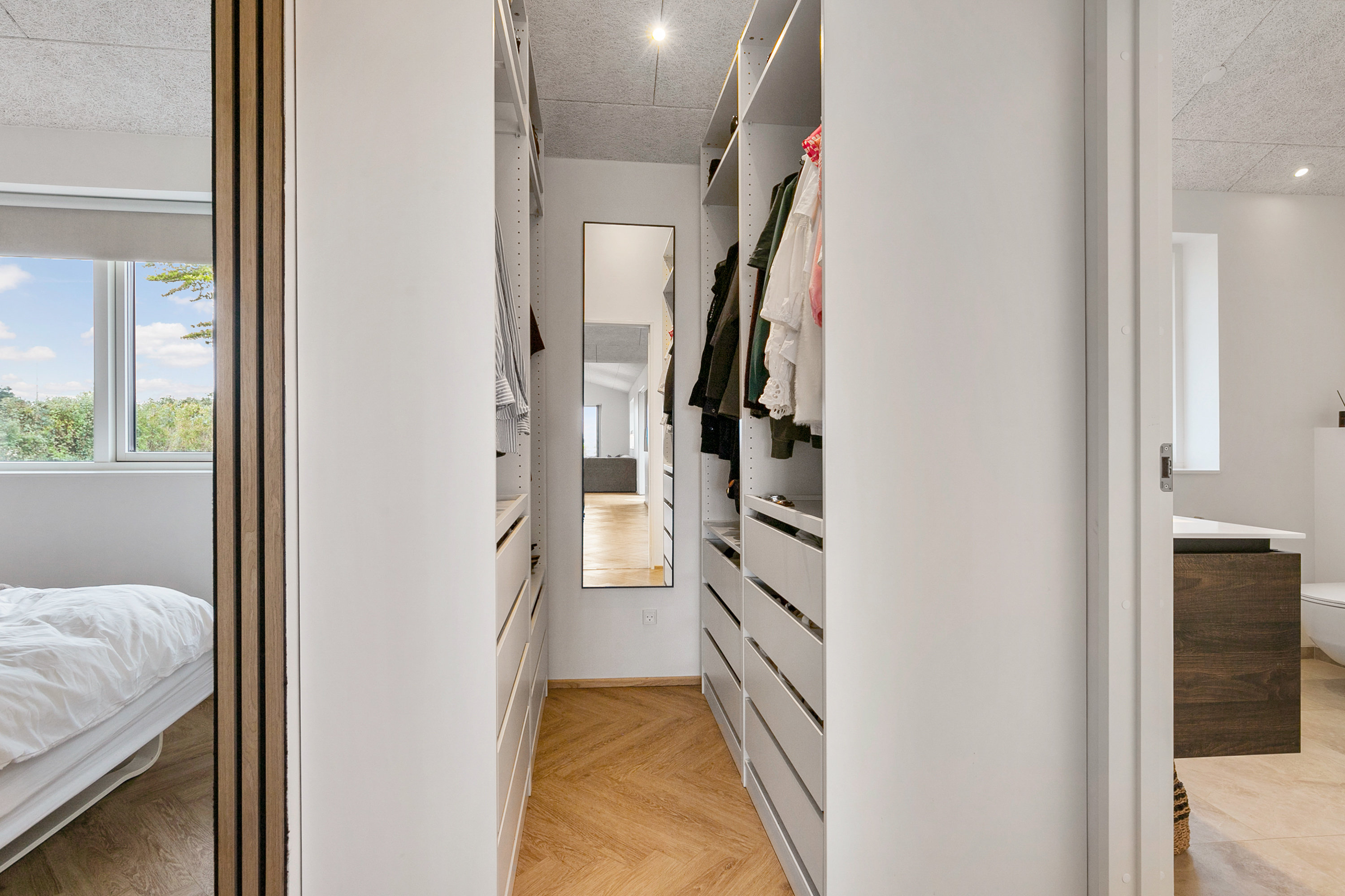 Fremhævet walkin closet billede i fuldskærmstilstand. Billede af Hybenvej 4, 9460 Brovst