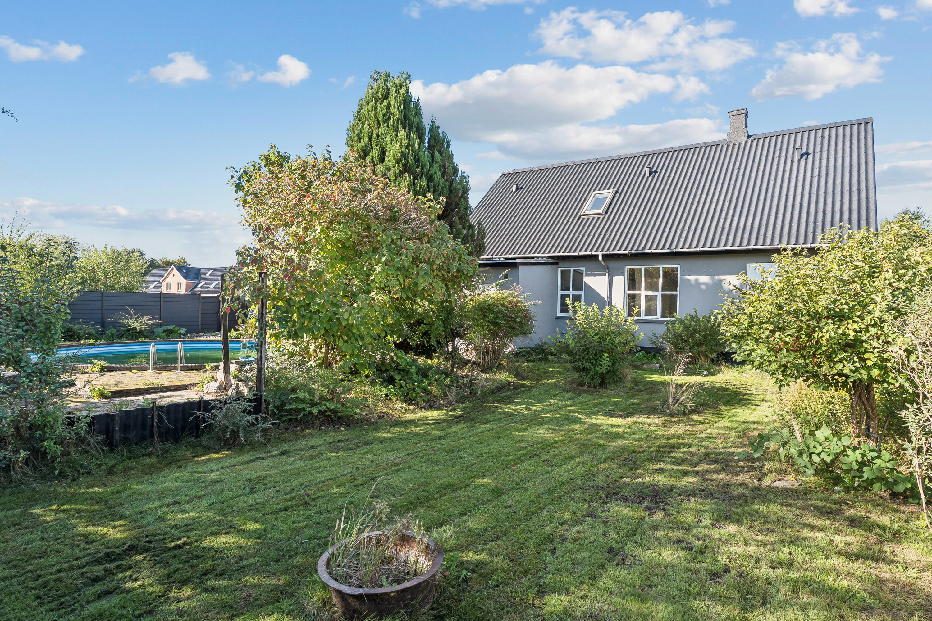 Fremhævet set fra haven billede i fuldskærmstilstand. Billede af Mønvej 69, Ammendrup, 4720 Præstø