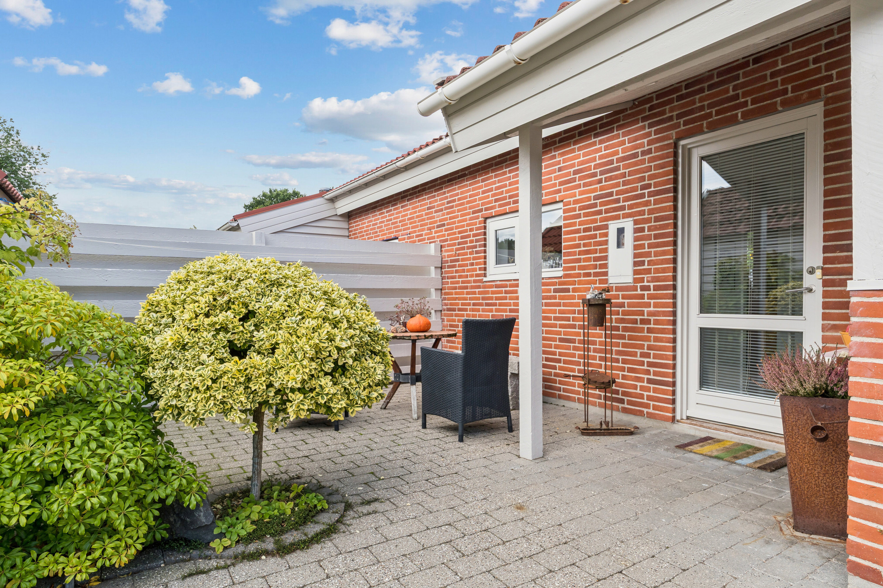 Fremhævet set fra vejen billede i fuldskærmstilstand. Billede af Udgårdstoften 54, 8600 Silkeborg