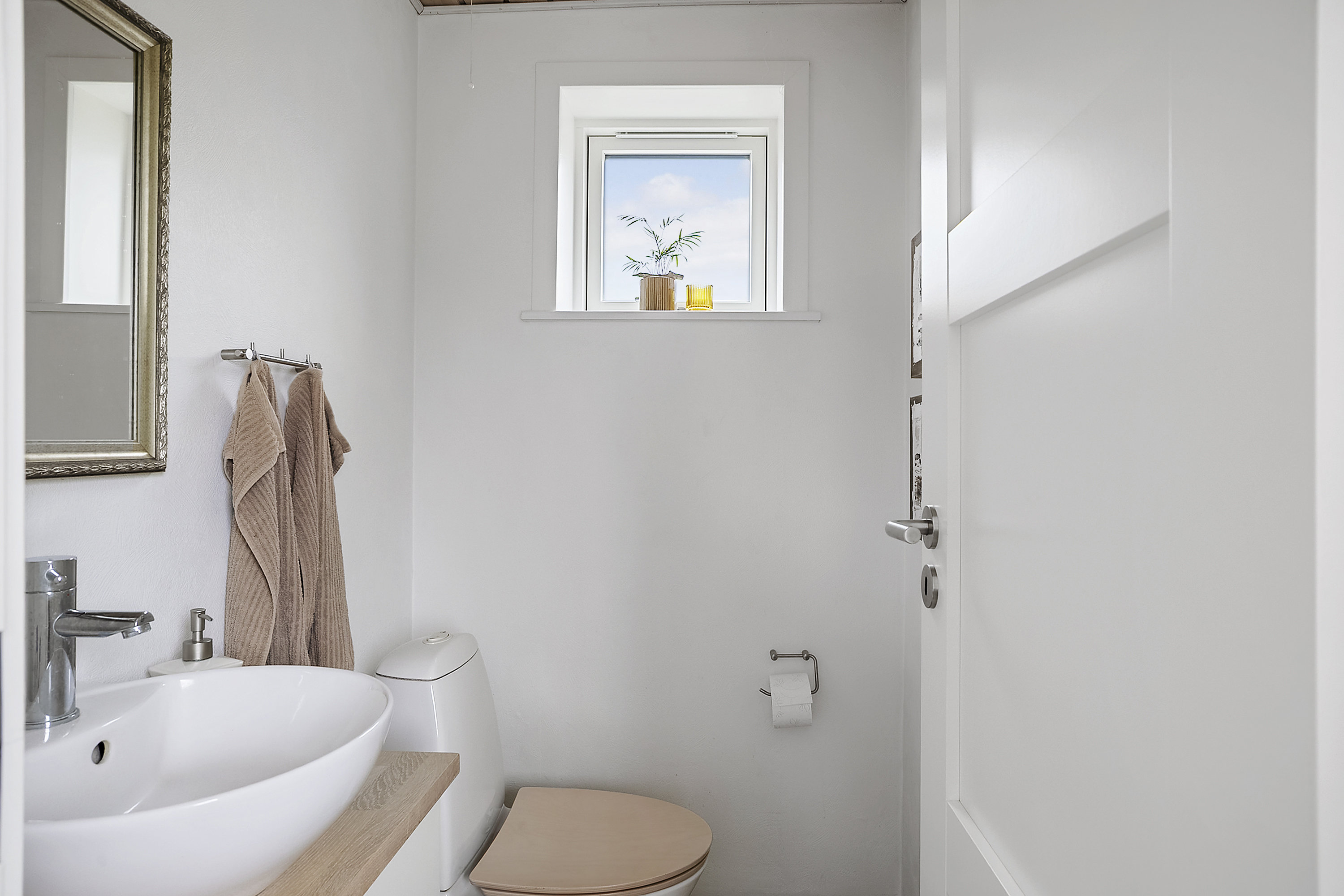 Fremhævet toilet billede i fuldskærmstilstand. Billede af Stentofterne 184, 7600 Struer