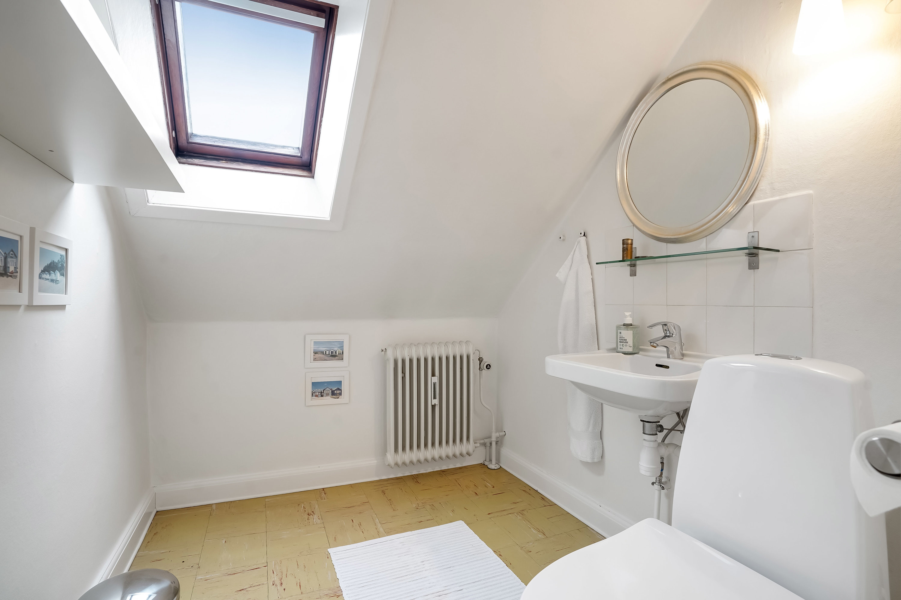 Fremhævet toilet billede i fuldskærmstilstand. Billede af Kanalvej 106, 5000 Odense C