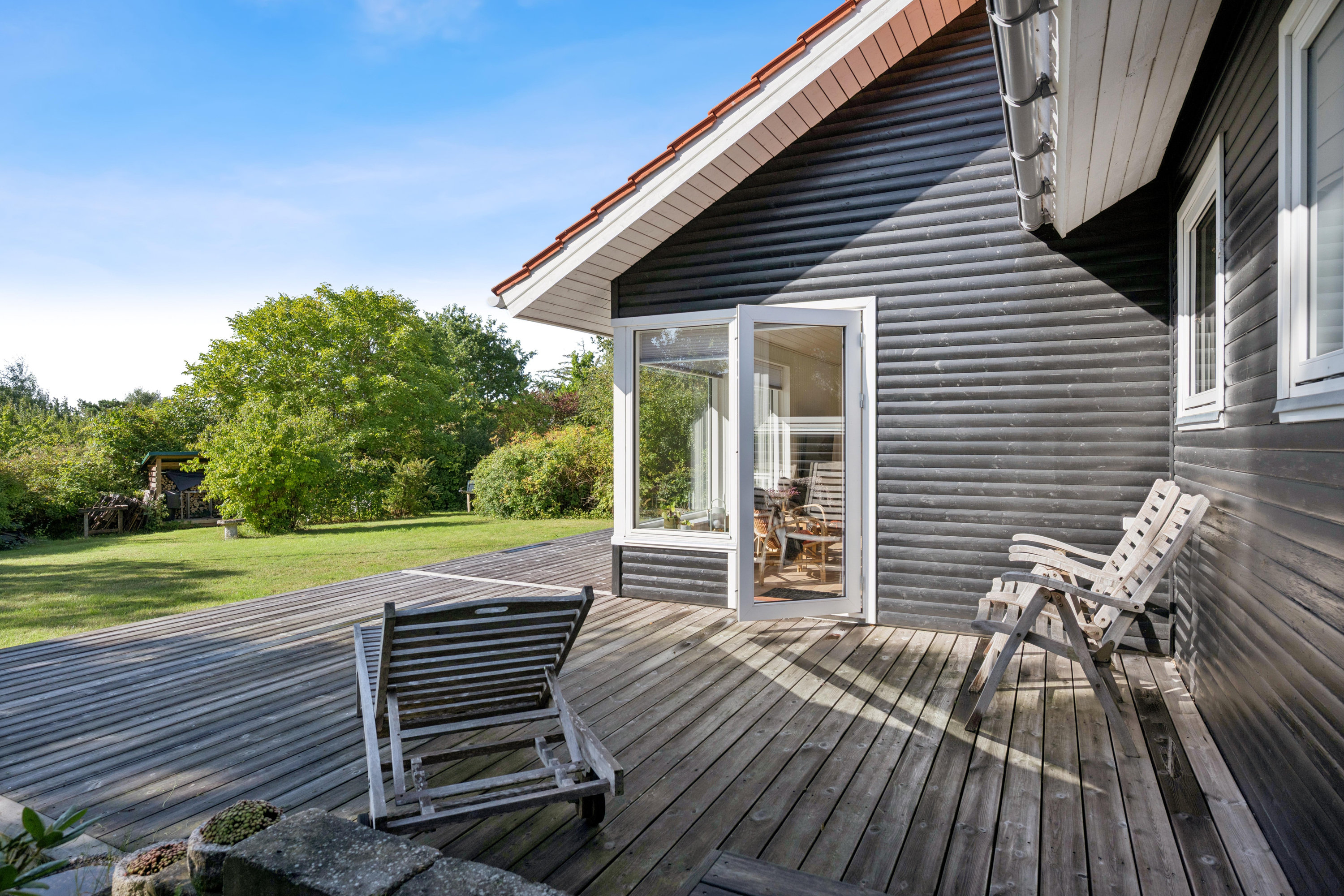 Fremhævet terrasse billede i fuldskærmstilstand. Billede af Jollevej 11, Dråby Strand, 8400 Ebeltoft