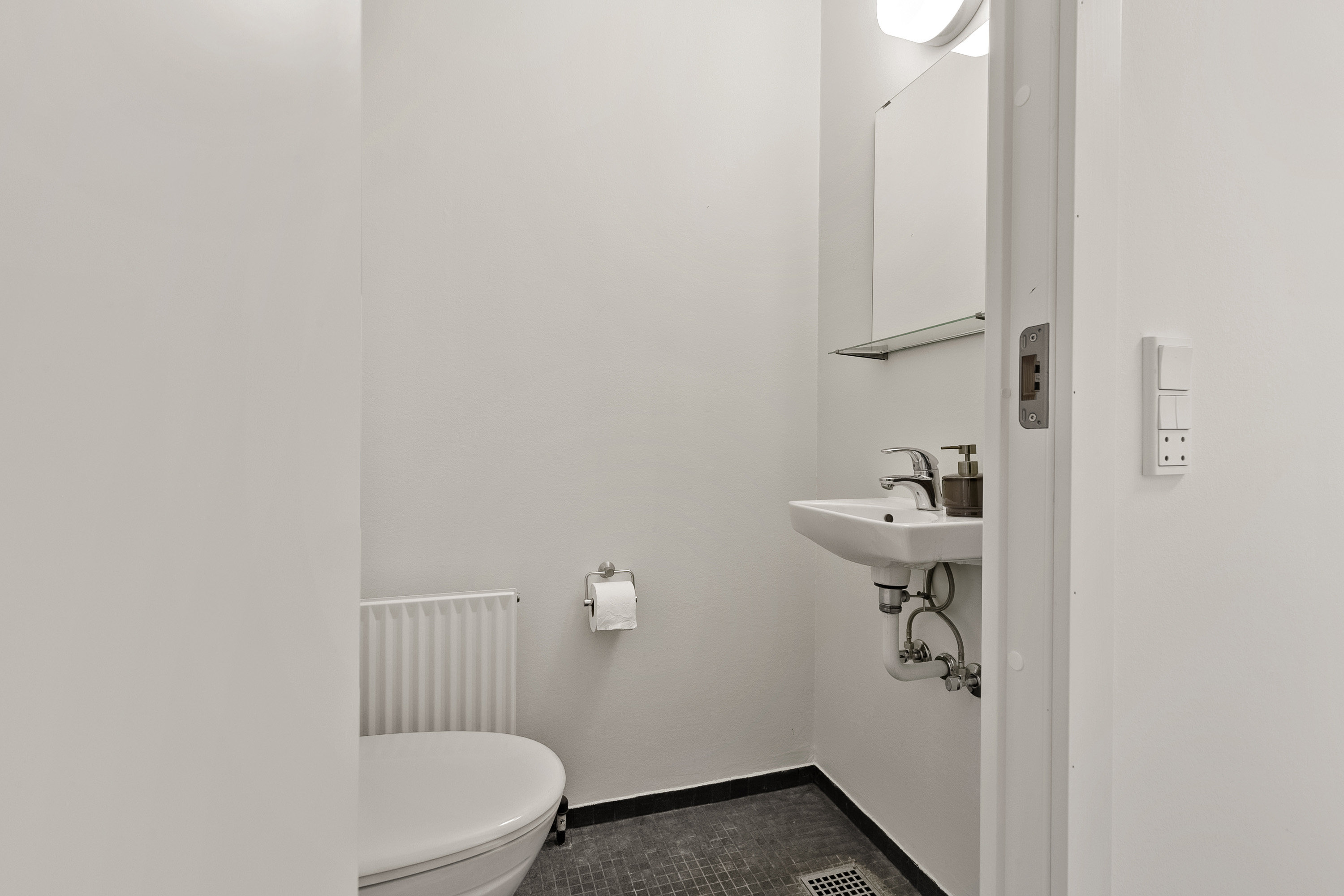 Fremhævet toilet billede i fuldskærmstilstand. Billede af Ahornvænget 6, 8362 Hørning