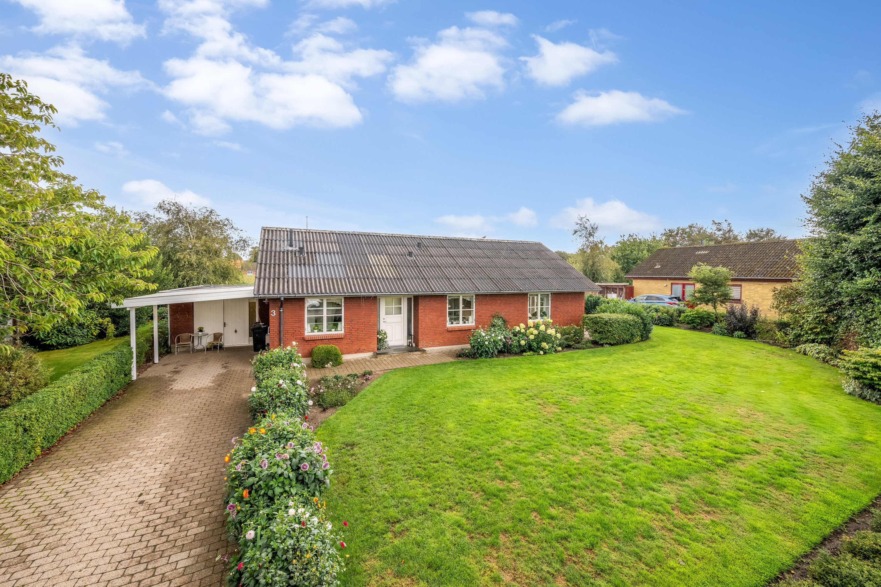 Fremhævet facade billede i fuldskærmstilstand. Billede af Bøgebakken 3, Rækker Mølle, 6900 Skjern