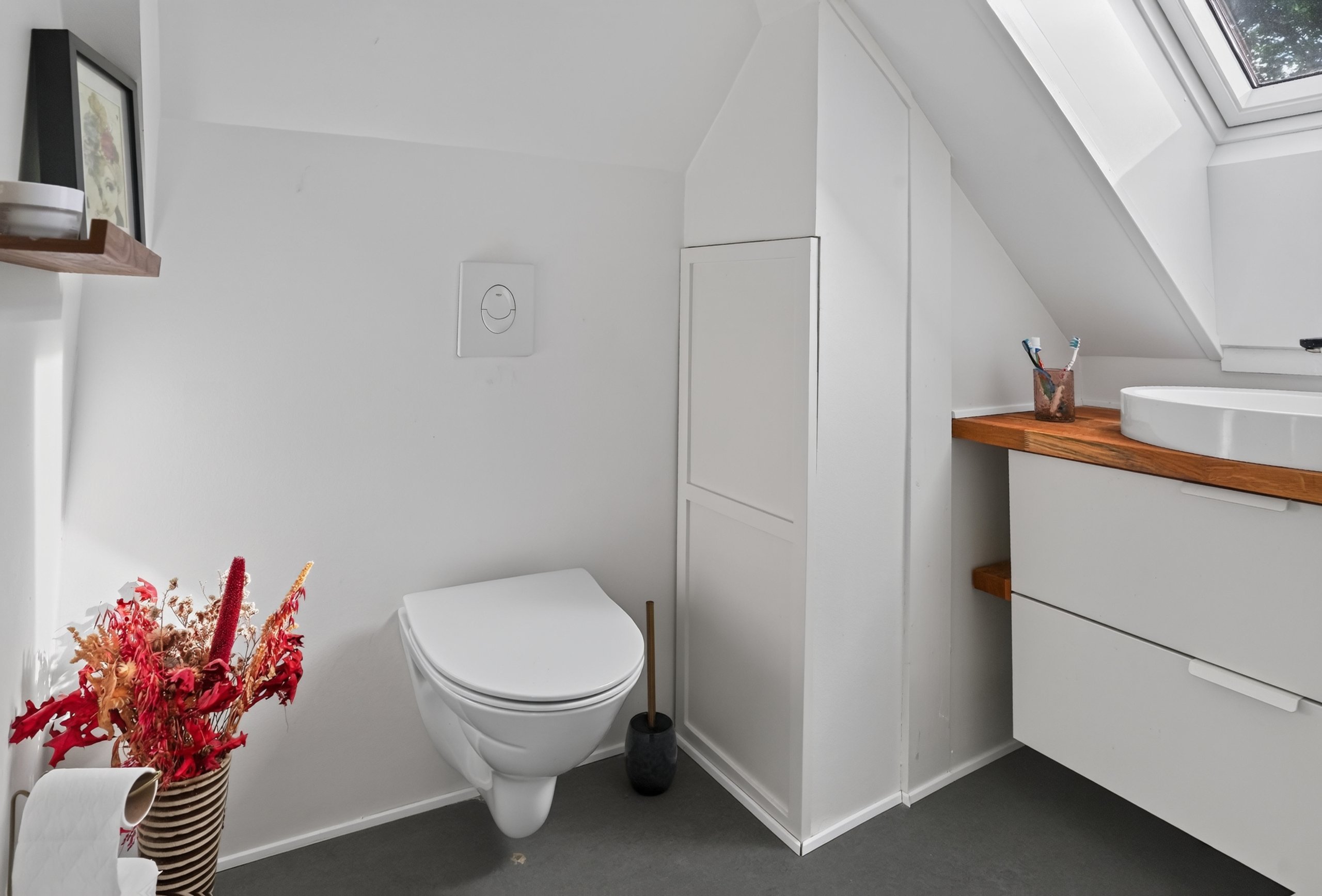 Fremhævet wc billede i fuldskærmstilstand. Billede af Hirsevangen 16, 2750 Ballerup