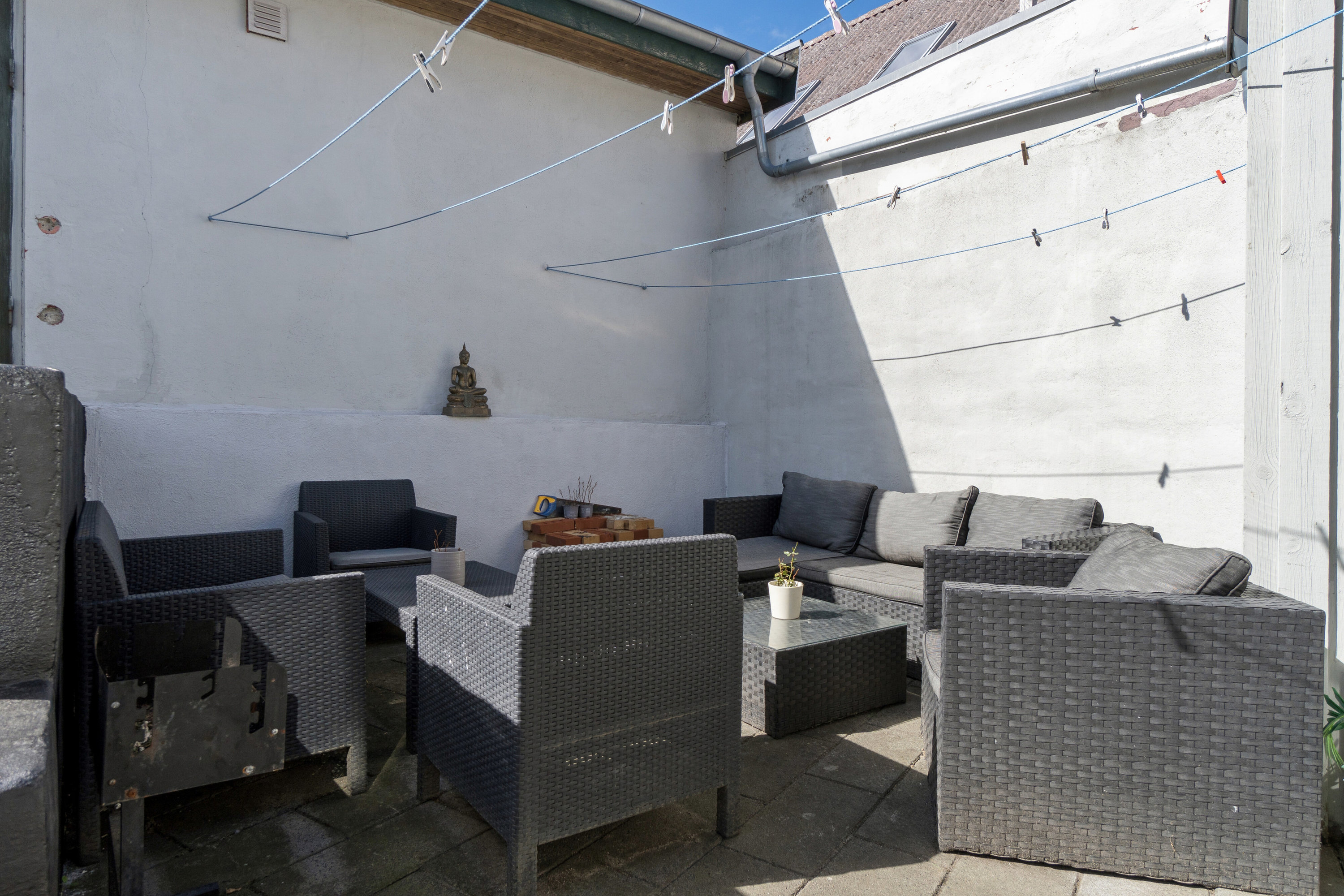 Fremhævet terrasse billede i fuldskærmstilstand. Billede af Klemensker Torv 1, 3782 Klemensker