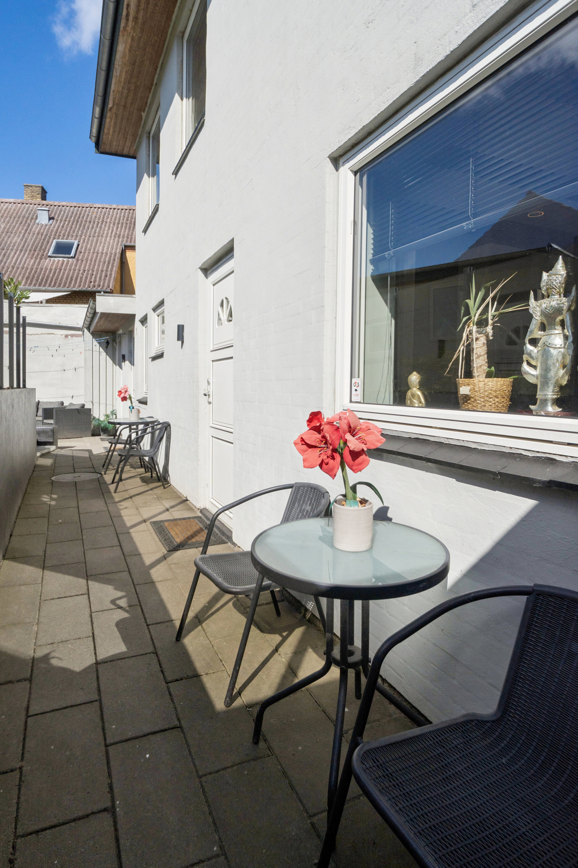 Fremhævet terrasse billede i fuldskærmstilstand. Billede af Klemensker Torv 1, 3782 Klemensker