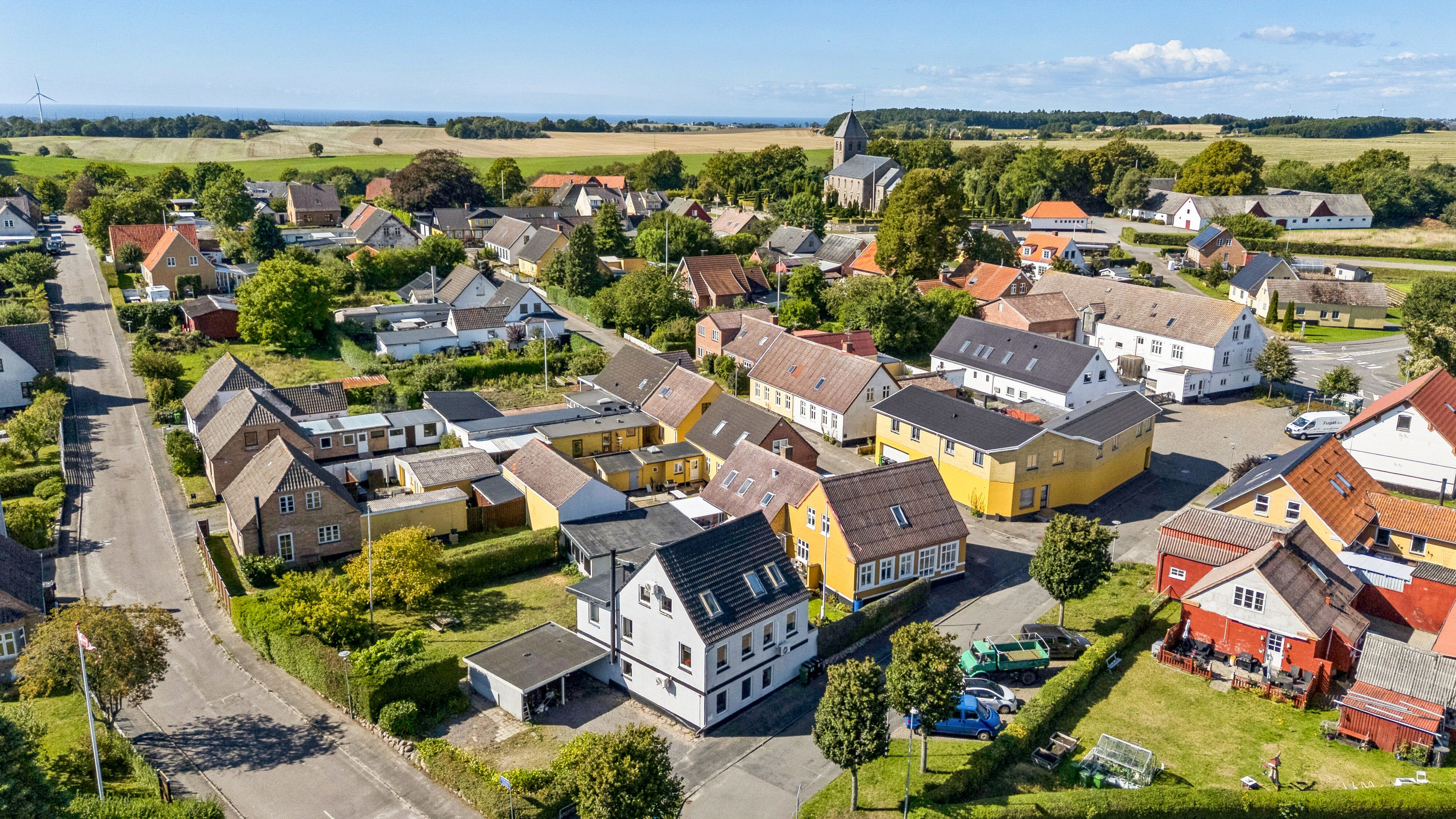 Fremhævet luftfoto billede i fuldskærmstilstand. Billede af Klemensker Torv 1, 3782 Klemensker