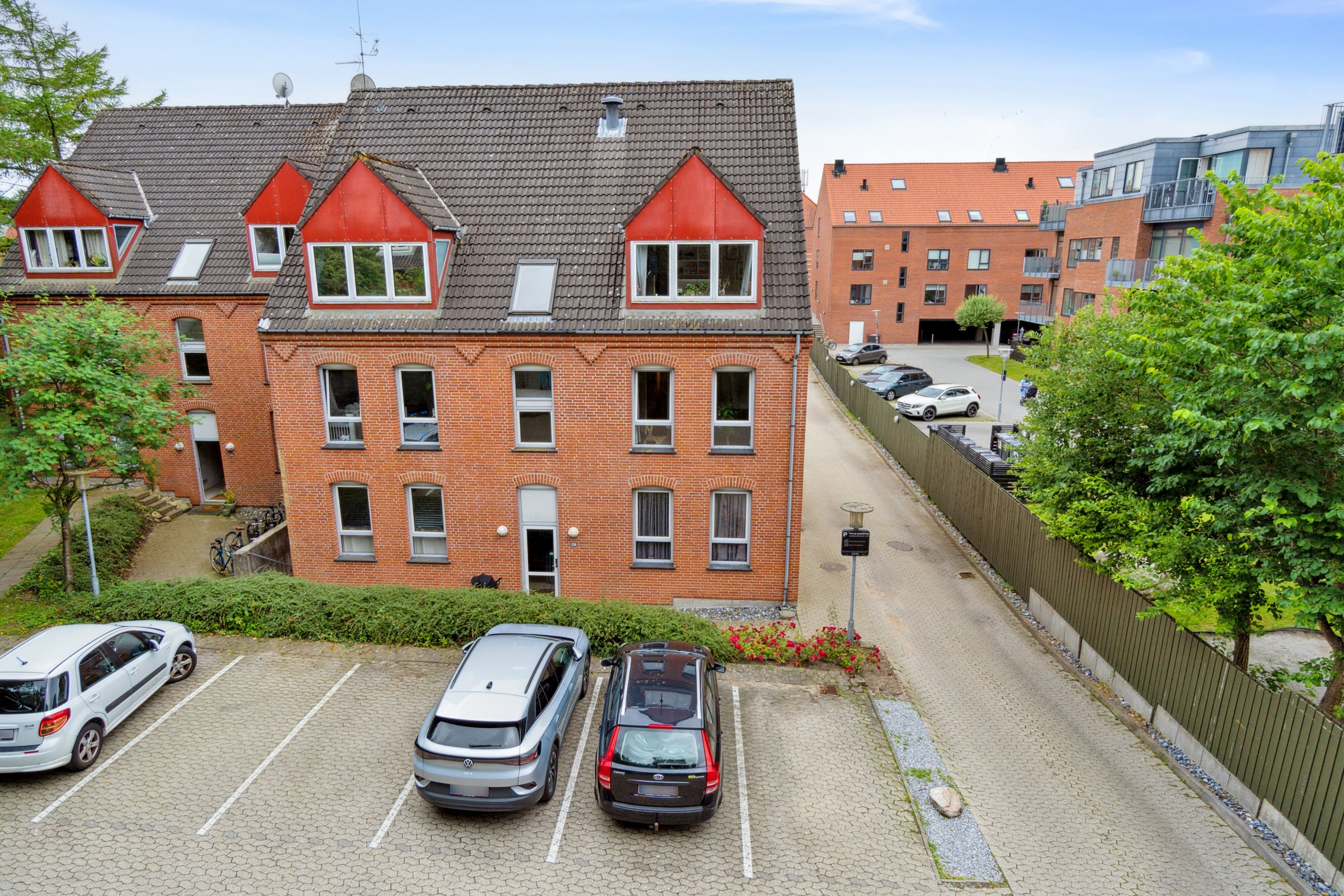 Fremhævet facade billede i fuldskærmstilstand. Billede af Nordre Jernbanevej 13B, 1. th., 3400 Hillerød