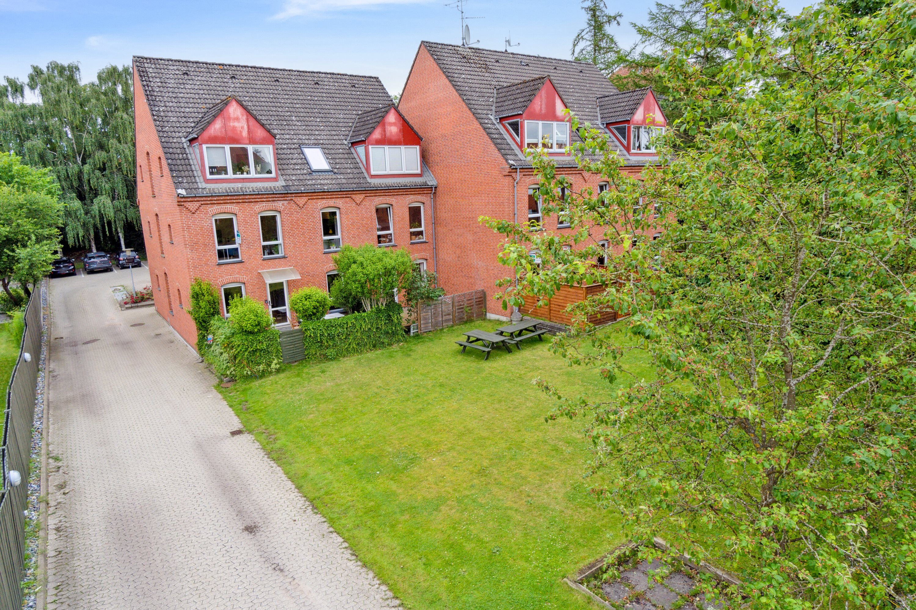 Fremhævet facade billede i fuldskærmstilstand. Billede af Nordre Jernbanevej 13B, 1. th., 3400 Hillerød