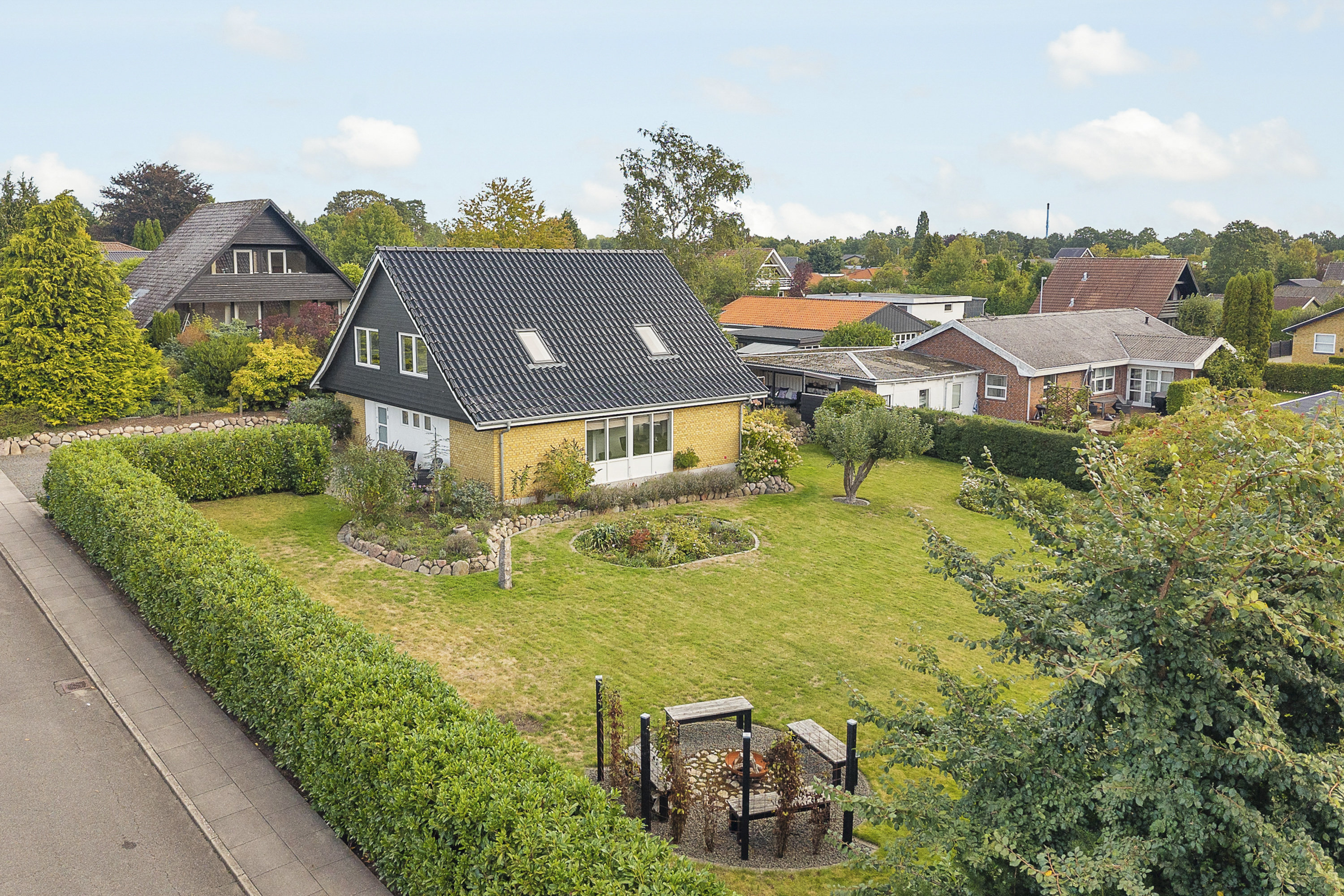 Fremhævet facade billede i fuldskærmstilstand. Billede af Solsortvej 14, Korup, 5210 Odense NV