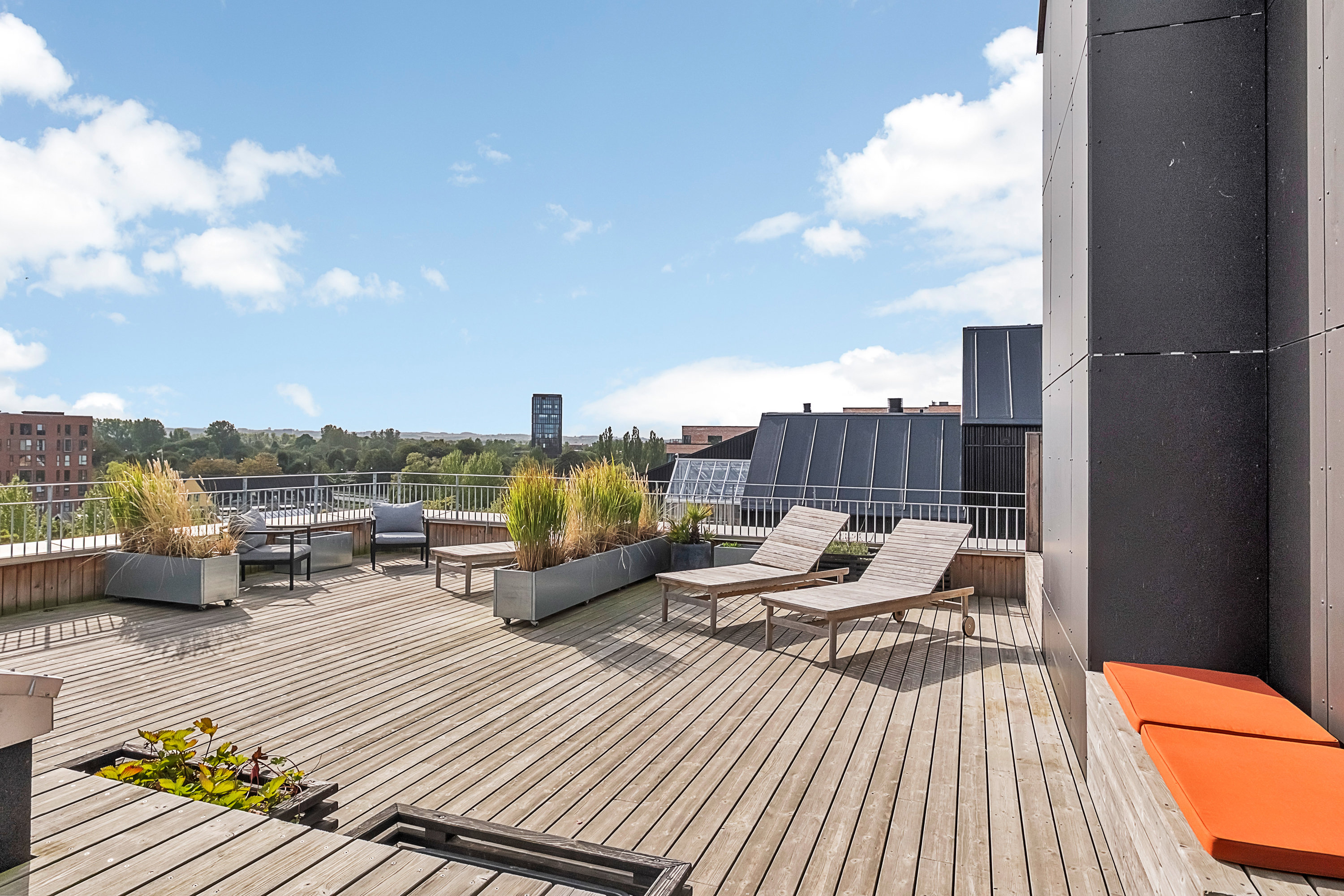 Fremhævet tagterrasse billede i fuldskærmstilstand. Billede af Åparken 2E, 4. tv., 8000 Aarhus C