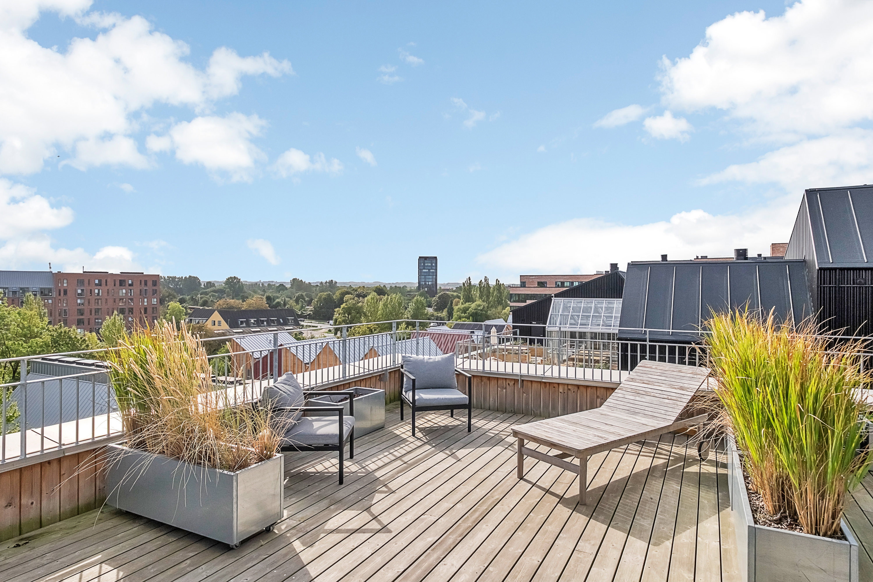 Fremhævet tagterrasse billede i fuldskærmstilstand. Billede af Åparken 2E, 4. tv., 8000 Aarhus C