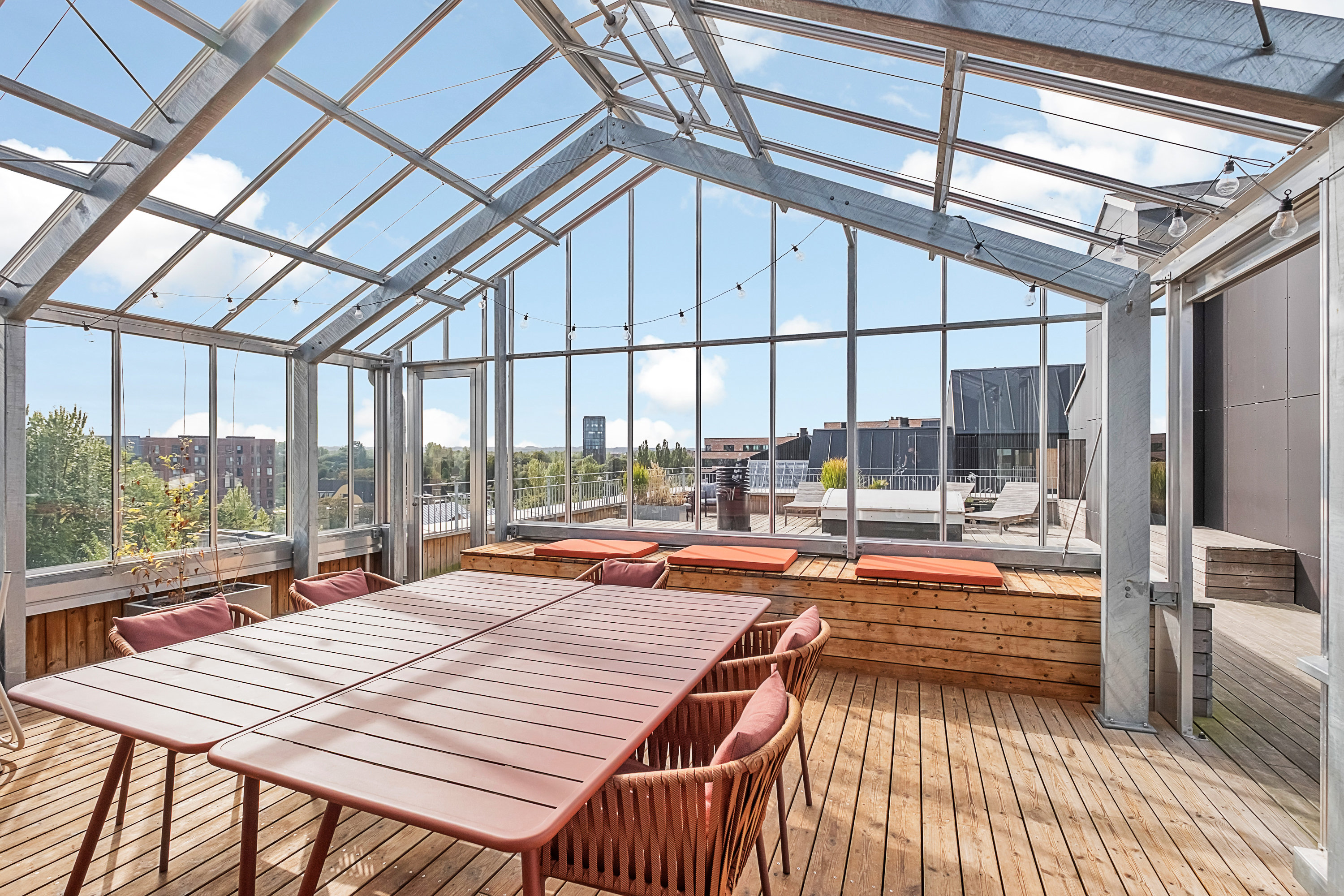 Fremhævet tagterrasse billede i fuldskærmstilstand. Billede af Åparken 2E, 4. tv., 8000 Aarhus C