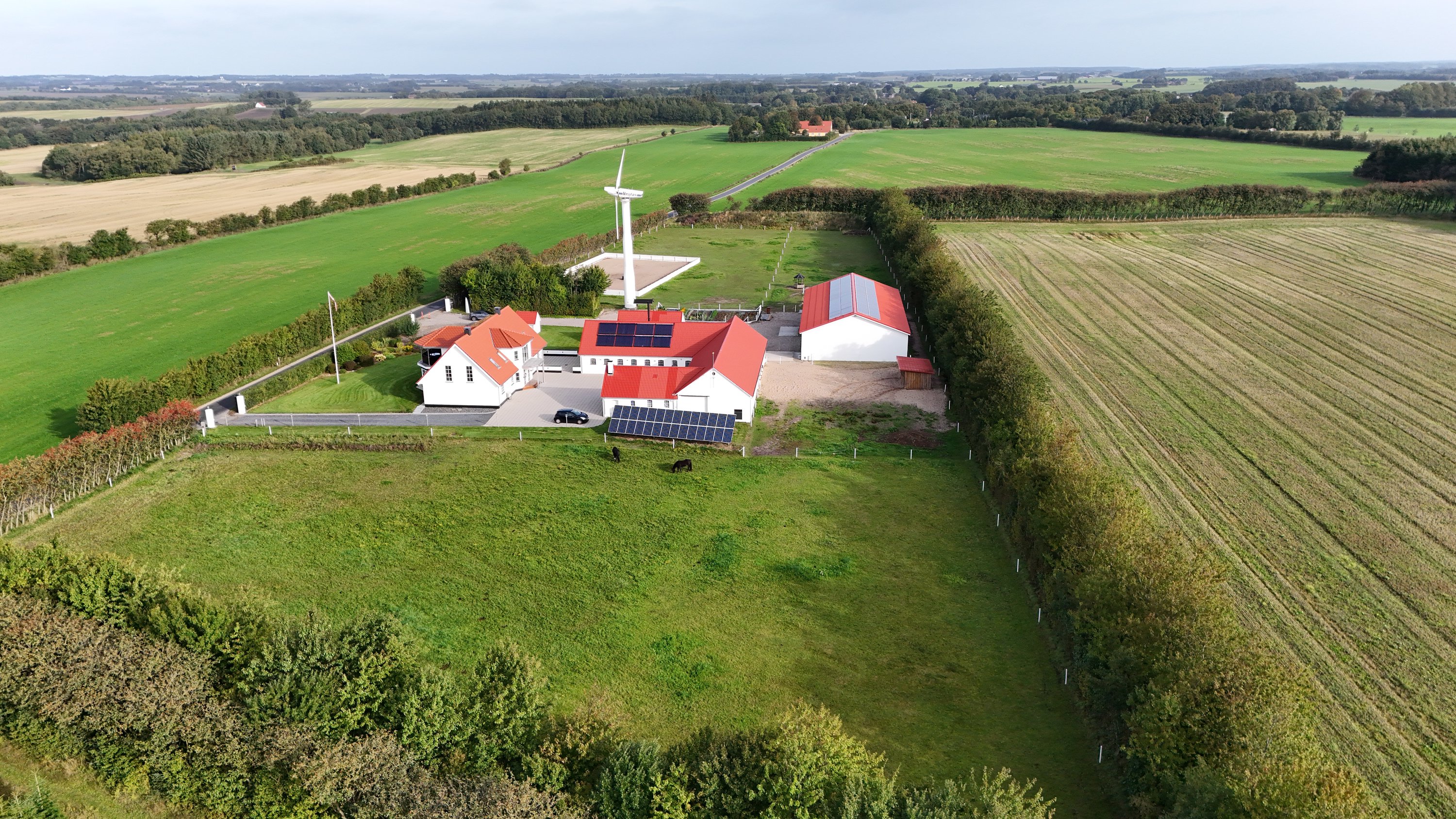 Fremhævet drone billede i fuldskærmstilstand. Billede af Kirkegårdsvej 10, Døstrup, 9500 Hobro