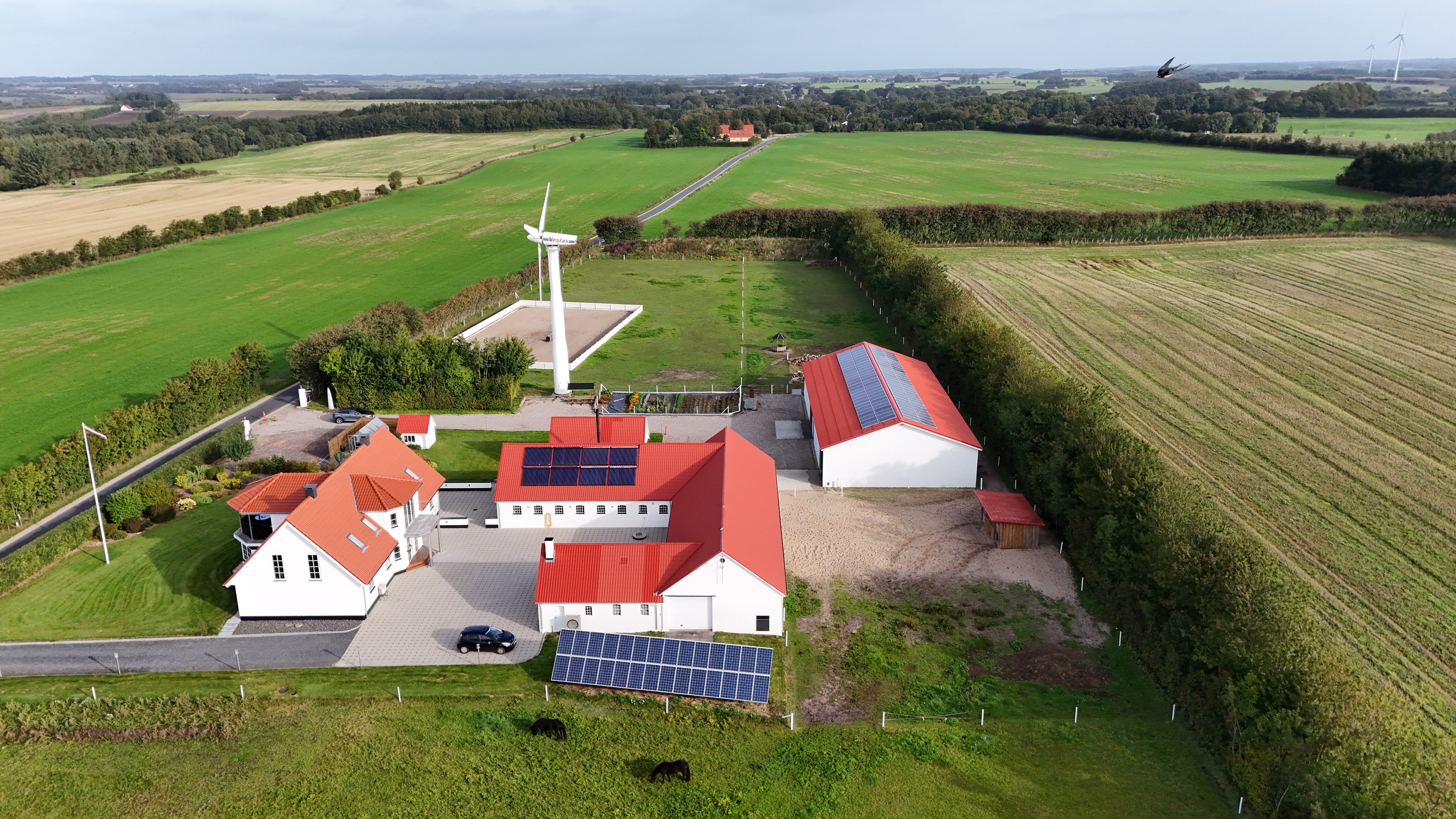 Fremhævet drone billede i fuldskærmstilstand. Billede af Kirkegårdsvej 10, Døstrup, 9500 Hobro