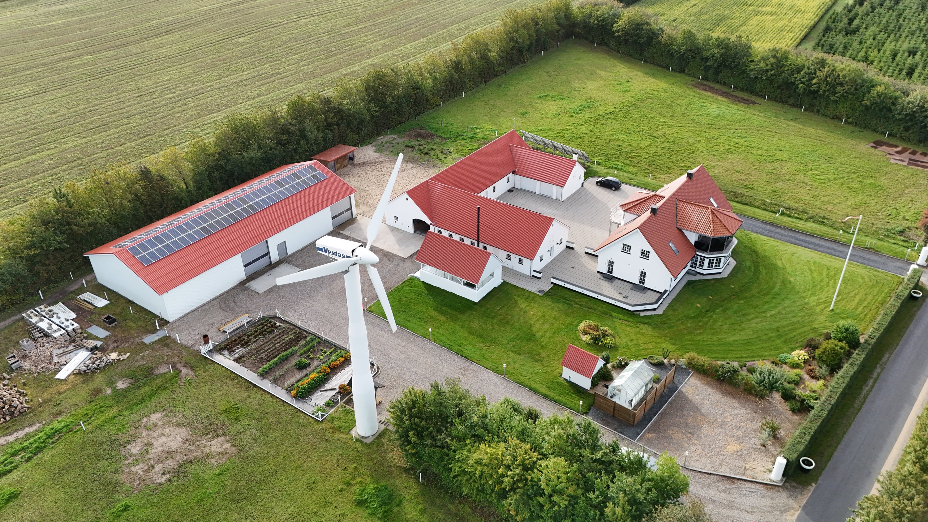 Fremhævet drone billede i fuldskærmstilstand. Billede af Kirkegårdsvej 10, Døstrup, 9500 Hobro