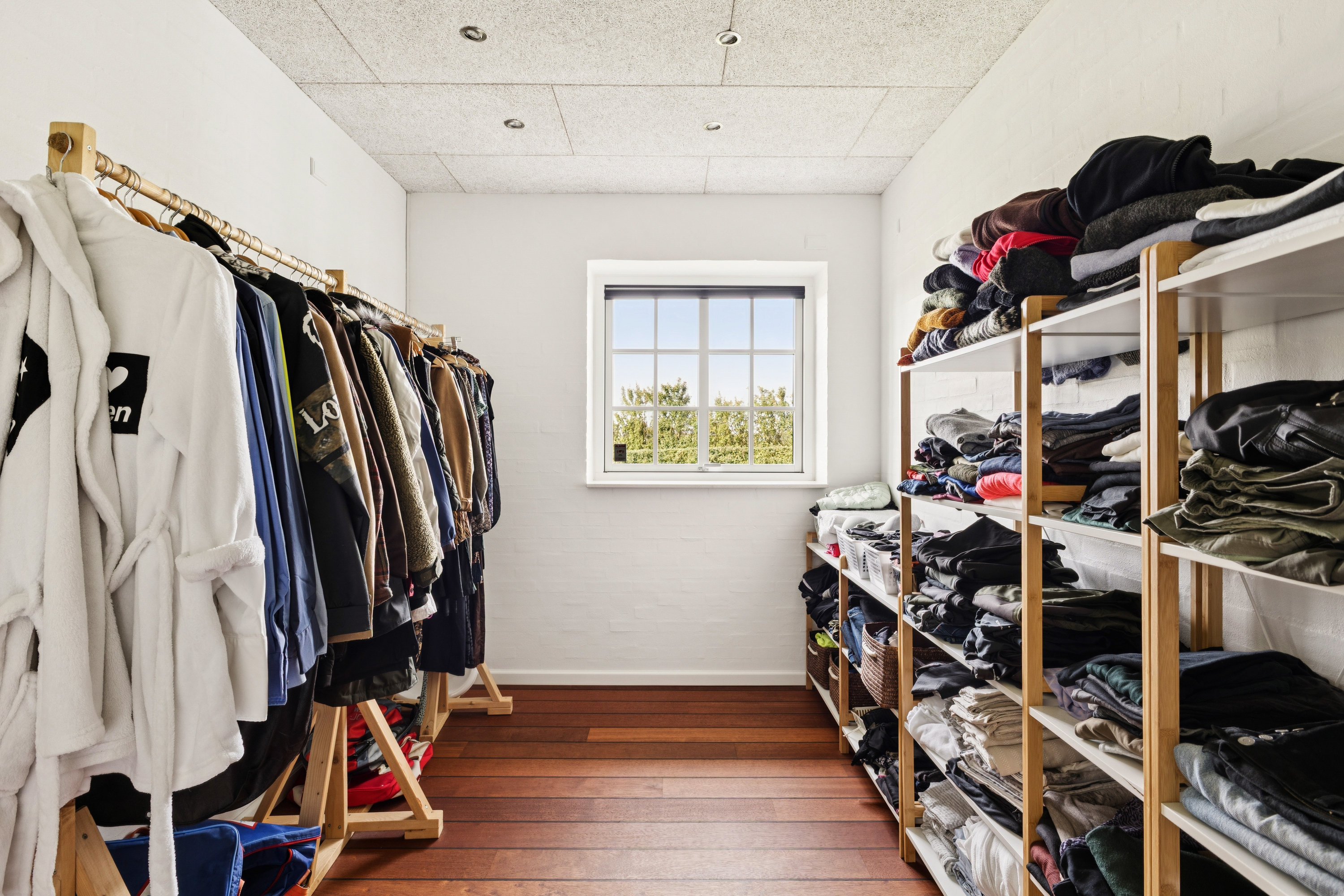 Fremhævet walk-in closet billede i fuldskærmstilstand. Billede af Kirkegårdsvej 10, Døstrup, 9500 Hobro