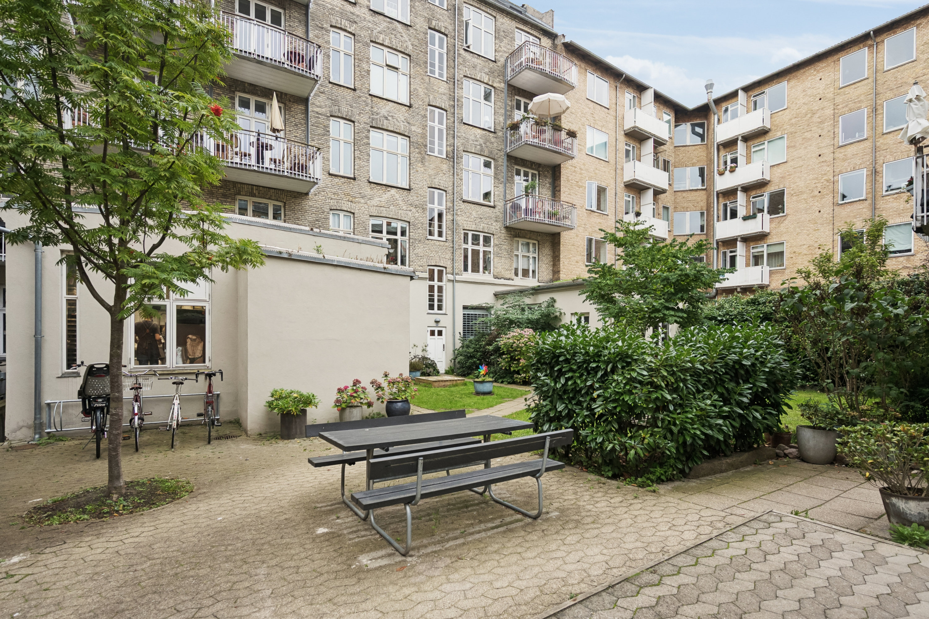 Fremhævet gårdmiljø billede i fuldskærmstilstand. Billede af Smallegade 24, 3. tv., 2000 Frederiksberg