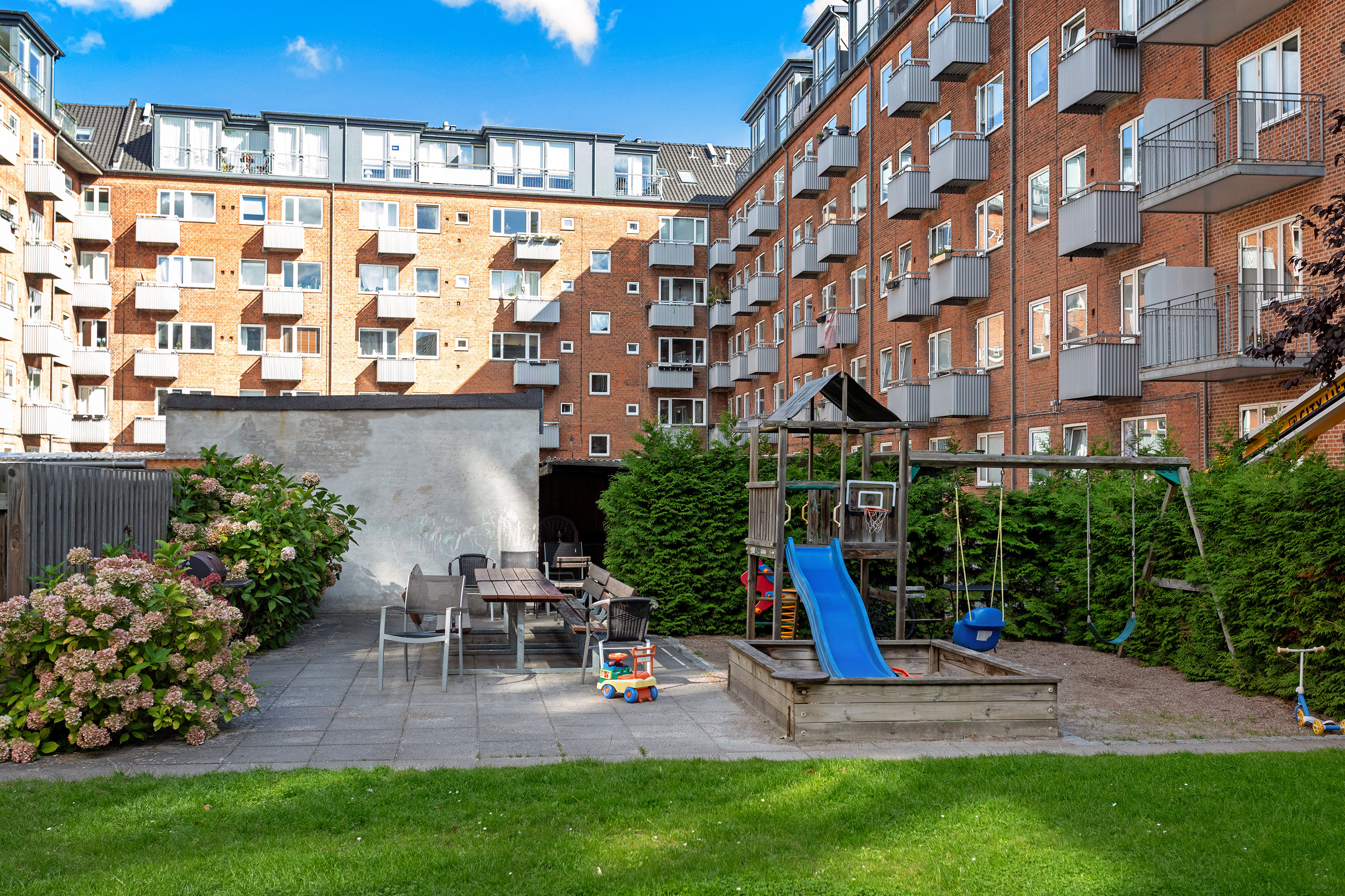 Fremhævet gårdmiljø billede i fuldskærmstilstand. Billede af Dalføret 17, 4. tv., 2300 København S