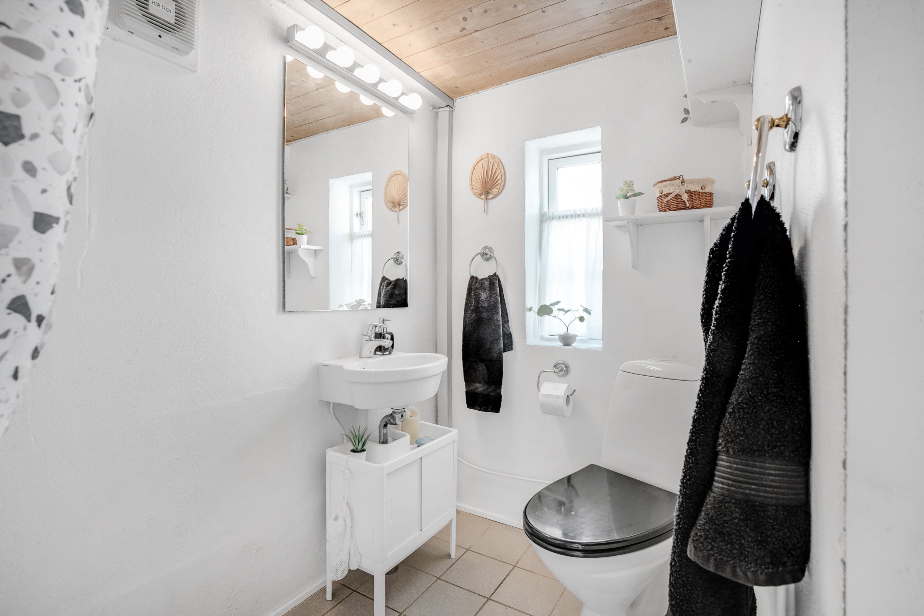 Fremhævet badeværelse billede i fuldskærmstilstand. Billede af Kuskgårdsvej 25, 9381 Sulsted