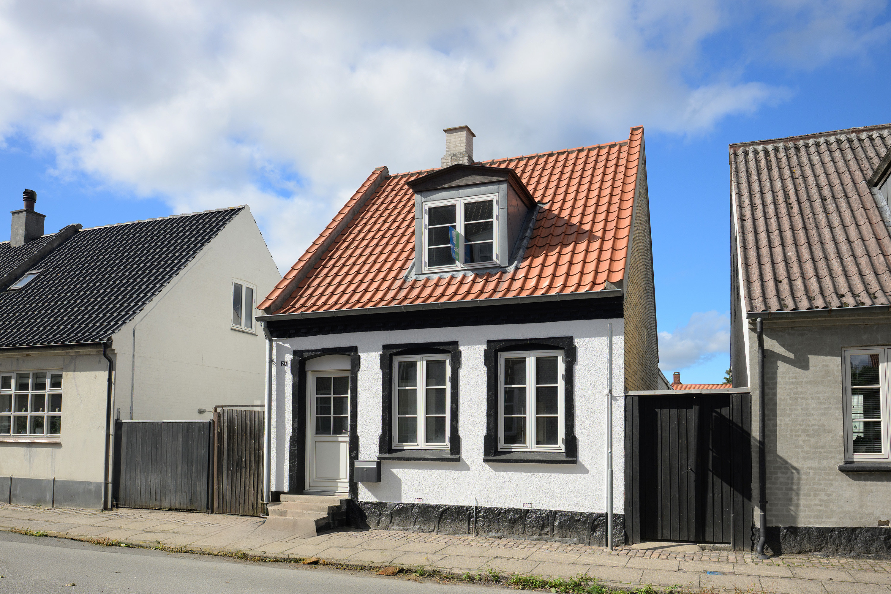 Fremhævet facade billede i fuldskærmstilstand. Billede af Søvej 27, 4800 Nykøbing F