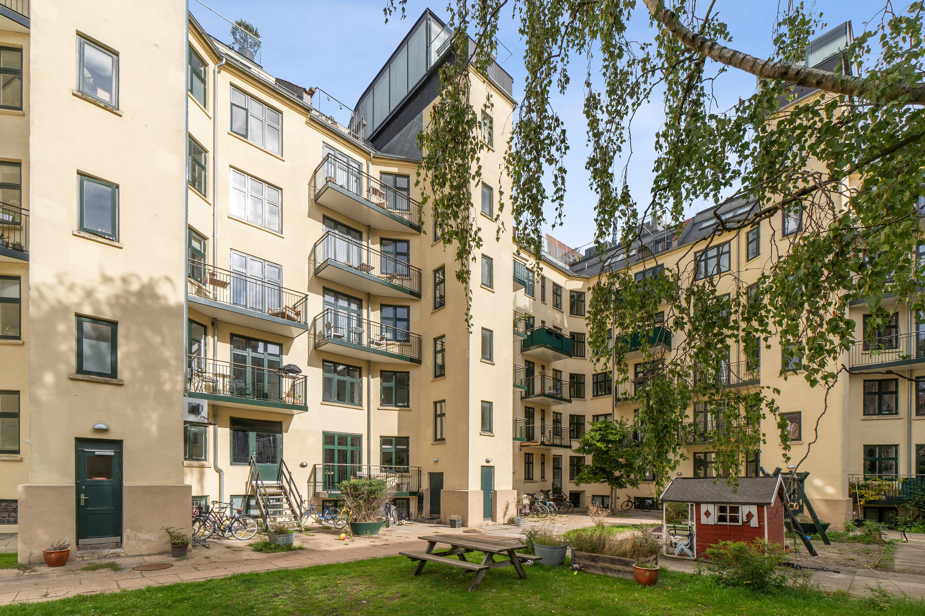 Fremhævet gårdmiljø billede i fuldskærmstilstand. Billede af Øresundsvej 48, 4., 2300 København S
