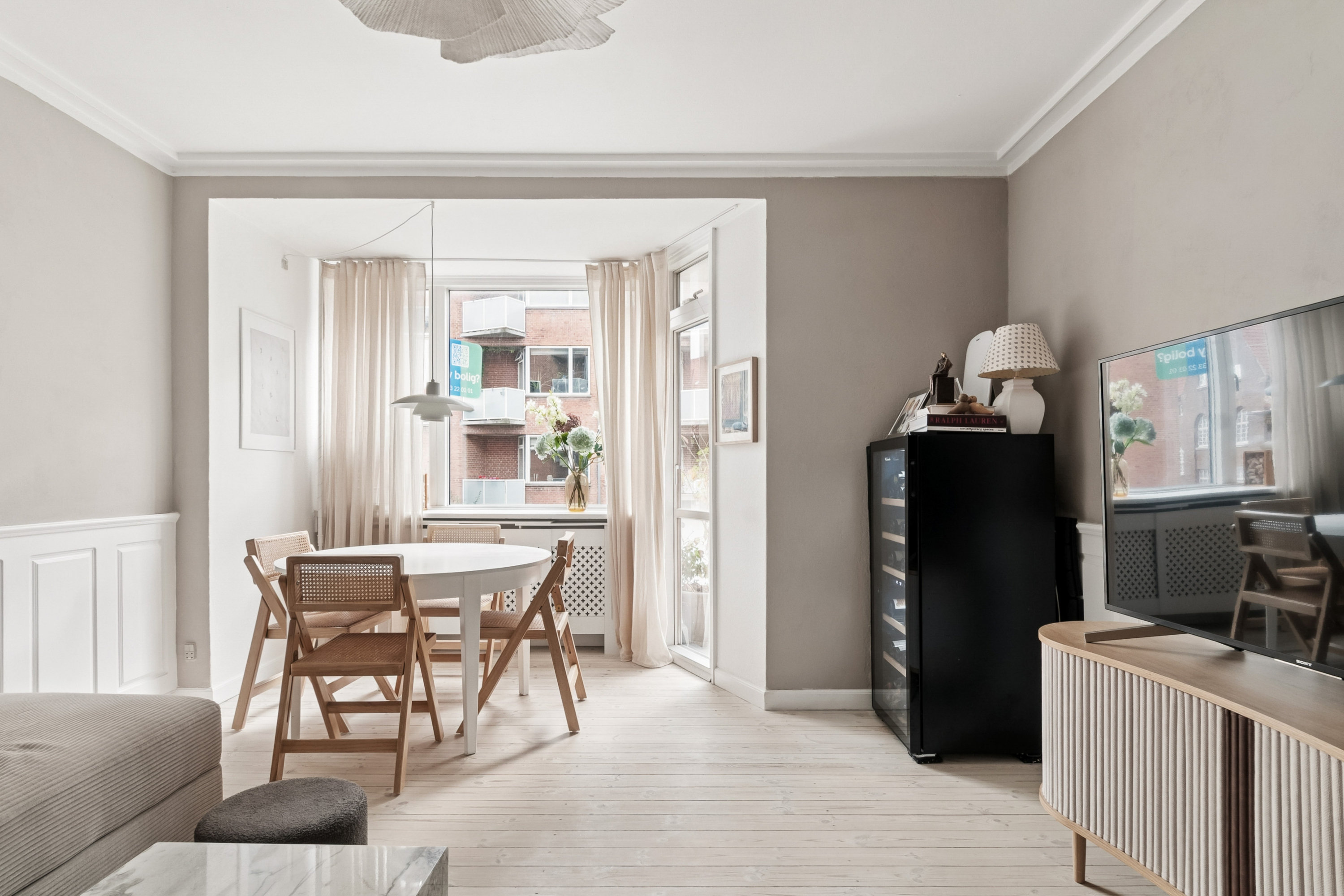 Fremhævet stue billede i fuldskærmstilstand. Billede af Ved Andebakken 7, 1. th., 2000 Frederiksberg