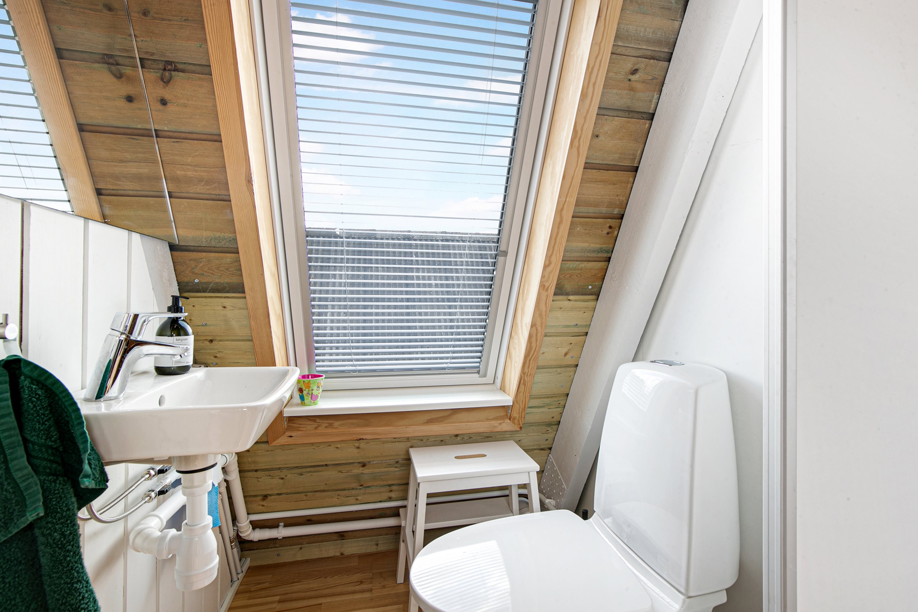 Fremhævet toilet 1. sal billede i fuldskærmstilstand. Billede af Golfsvinget 212, Gatten, 9640 Farsø