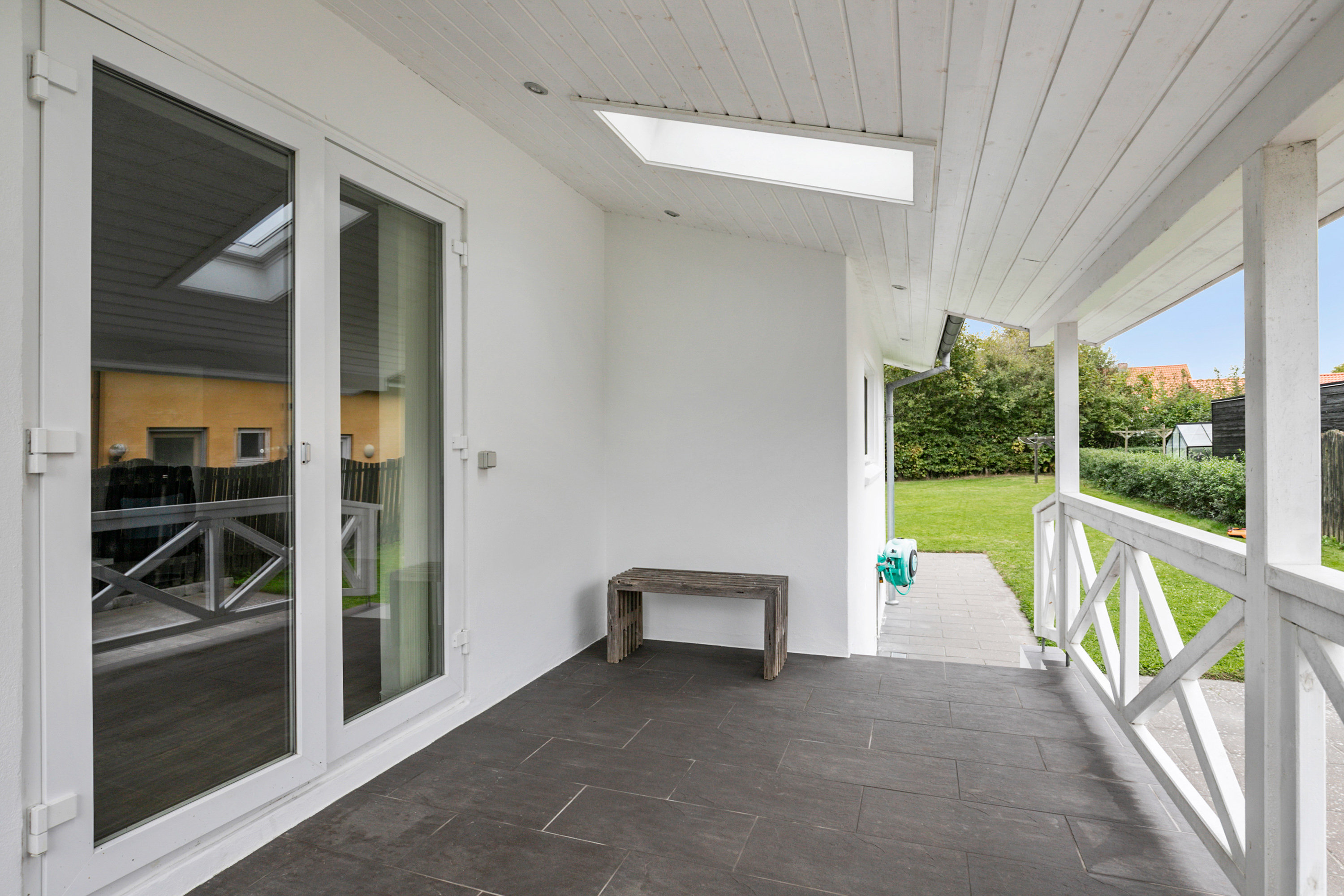 Fremhævet overdækket terrasse billede i fuldskærmstilstand. Billede af Lundtoftevej 4, 9760 Vrå
