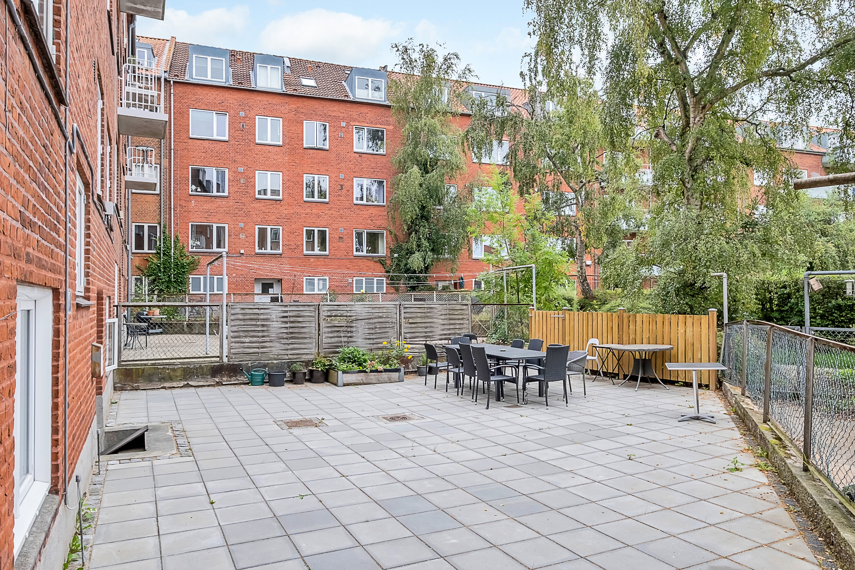 Fremhævet gårdmiljø billede i fuldskærmstilstand. Billede af Jordbrovej 16, 2. tv., 8200 Aarhus N