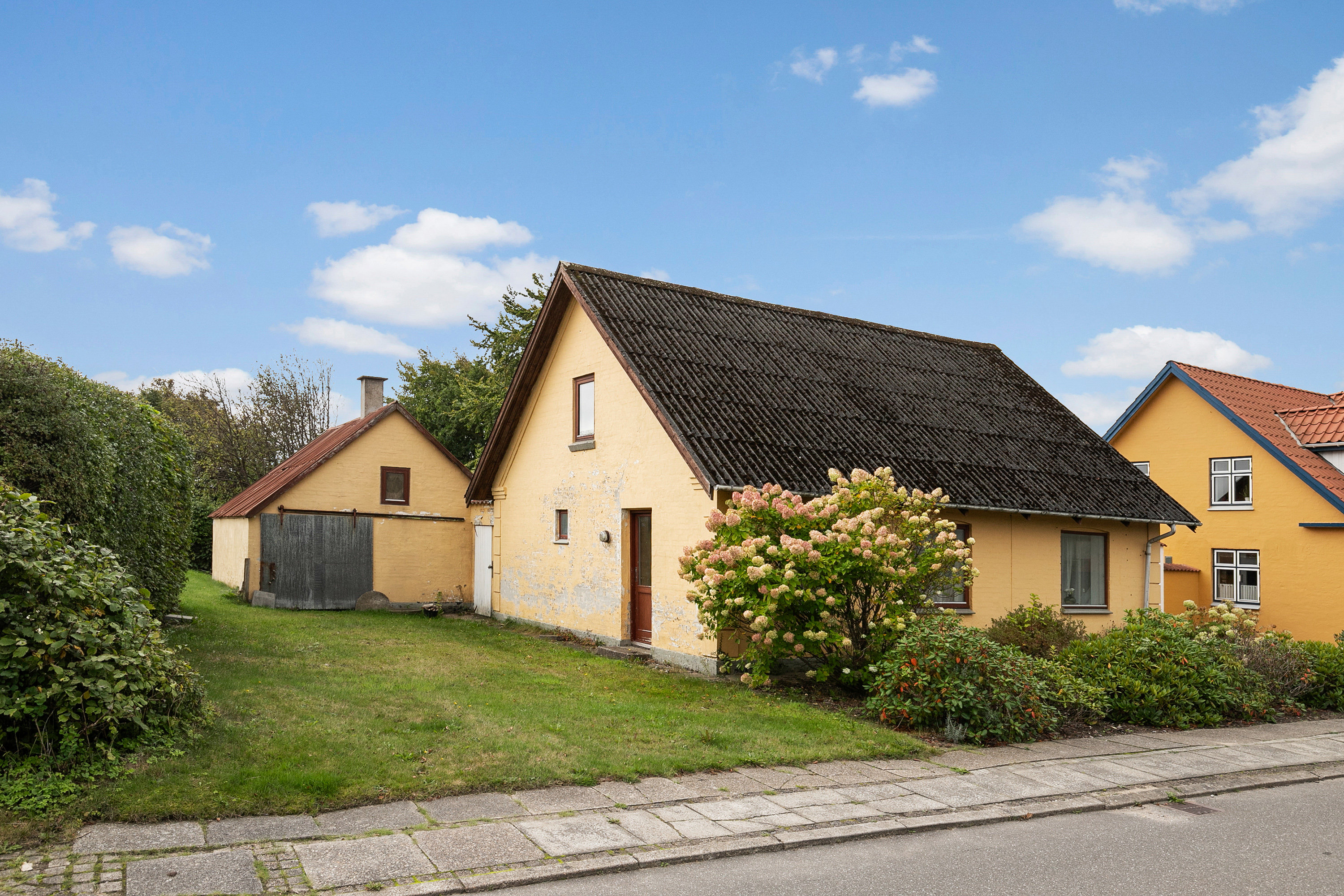 Fremhævet facade hus nr. 6 (nabohuset) billede i fuldskærmstilstand. Billede af Gammel Rønnebjergvej 4, Poulstrup, 9760 Vrå